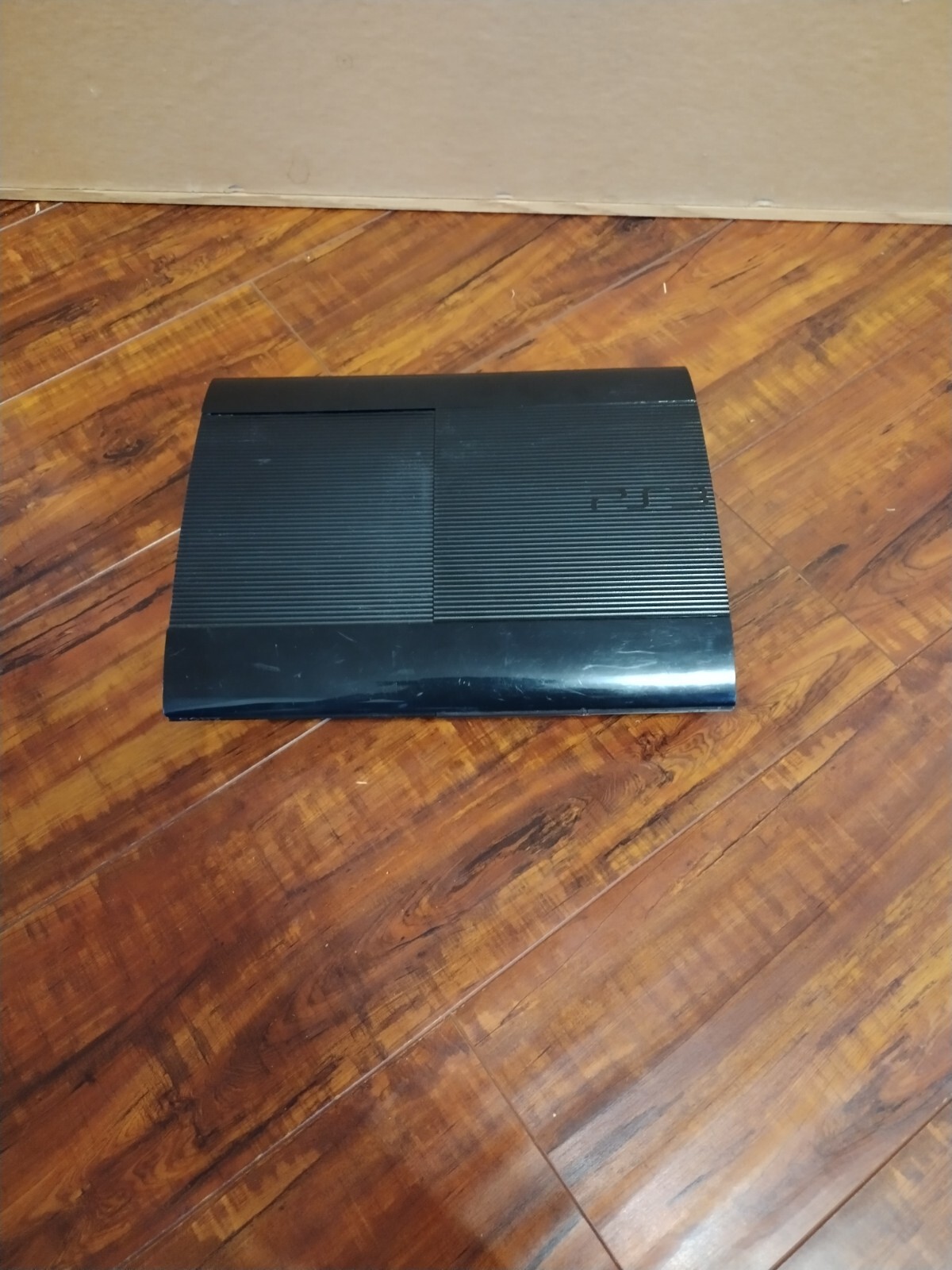 Sony PlayStation 3 Super Slim – 500 GB – Black console with cords and controller