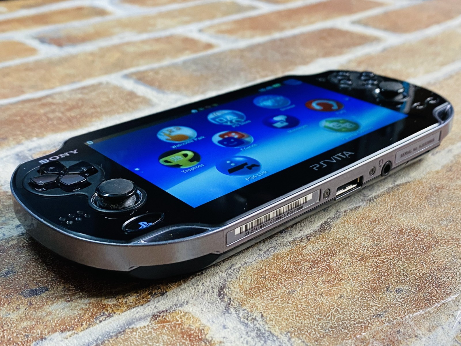SONY PS Vita PCH-1000 ZA01 Crystal Black Console Charger 8GB Mobile Case EX DDP
