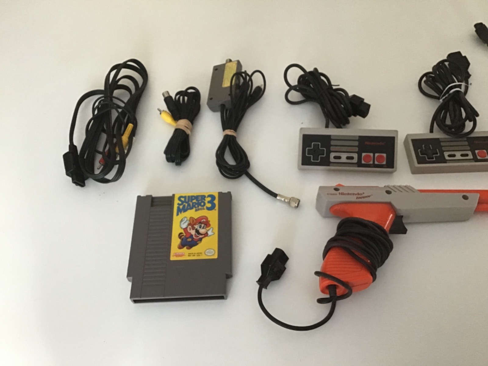 Original Nintendo NES Console NES-001 3 Controllers, Zapper, SUPER MARIO 3 1985
