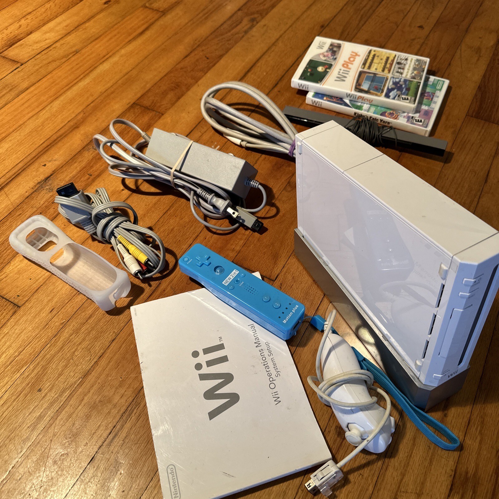 Nintendo Wii Console RVL-001 Games Wii Play And Kirby’s Epic Yarn Motion Plus