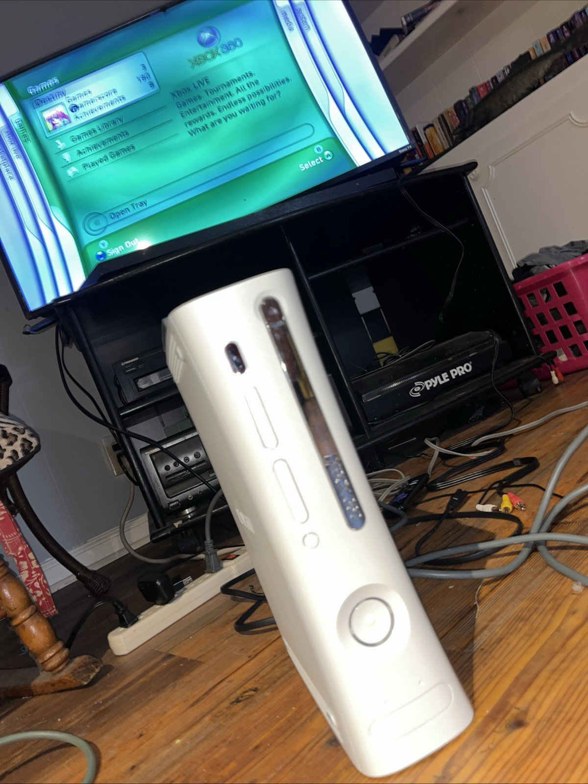 Xbox 360 White 60gb White Console bundle w/ games & Cords