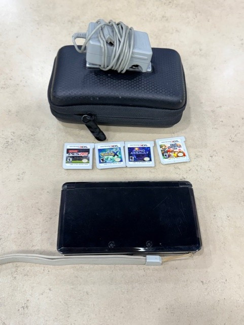 Nintendo 3DS 2GB Handheld System – Cosmo Black – 4 Games
