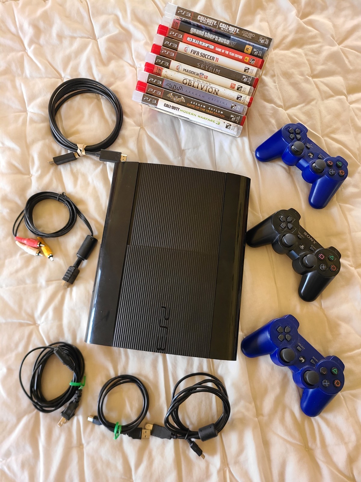 Sony PS3, 500GB, Super Slim, Bundle Includes: 5 Cabels, 3 Controllers, 10 Games