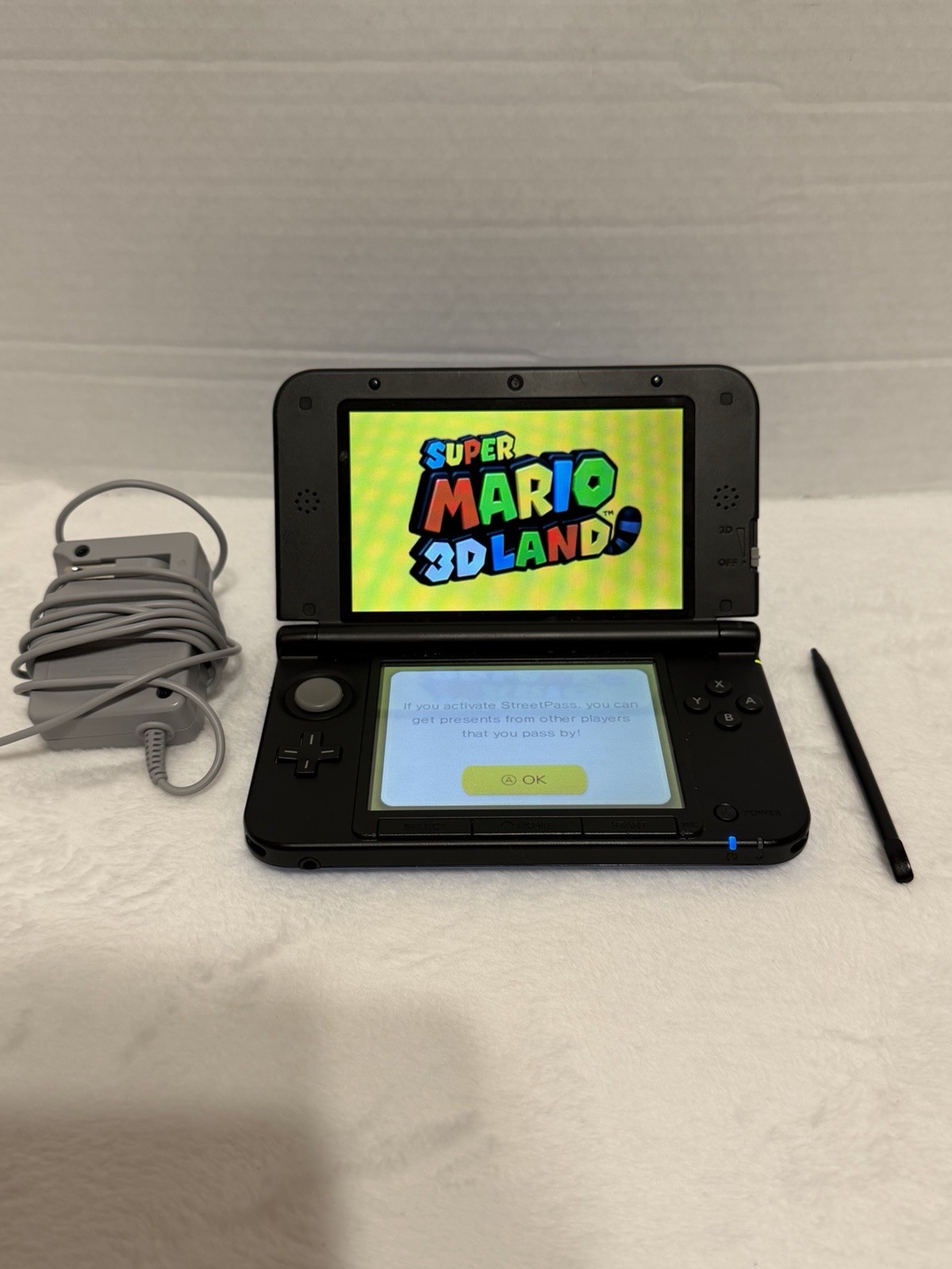 Nintendo 3DS XL Blue W/ Charger 4GB SD Super Mario 3D Land Great Condition