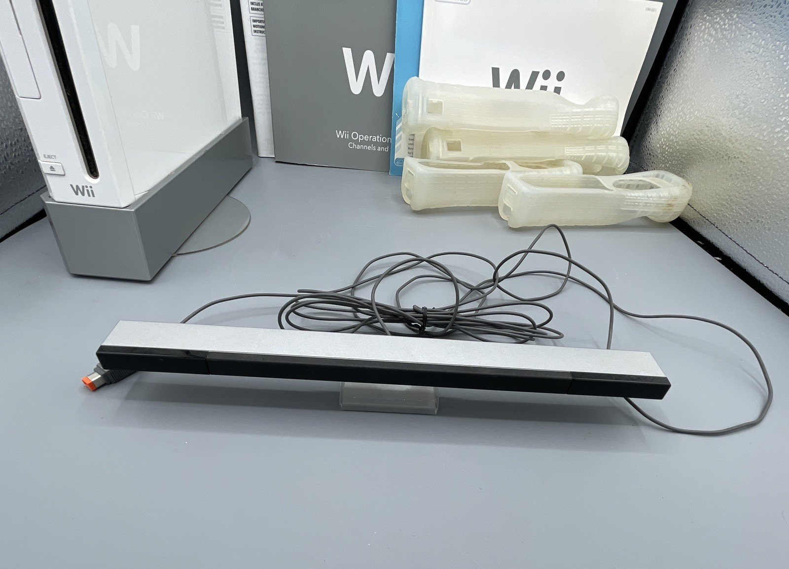 White Nintendo Wii Console System Bundle w/ Controllers Motionplus Manual Tested