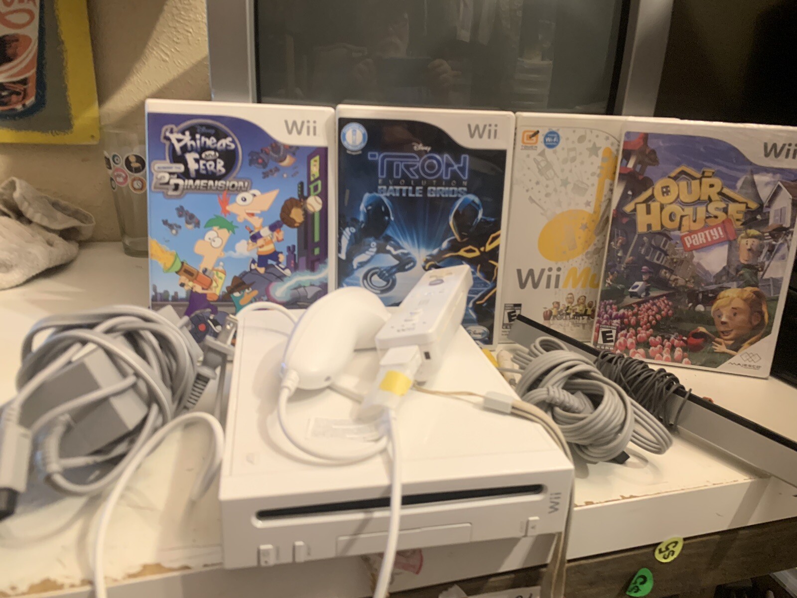 Nintendo Wii White Console Bundle 4 Games Controller GameCube Controller Ports