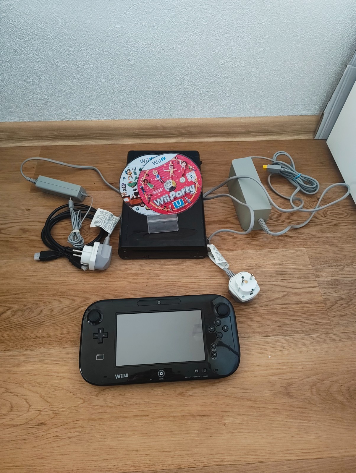 Nintendo Wii U 32GB Black with Nintendoland and Wii Party U (EUROPE)