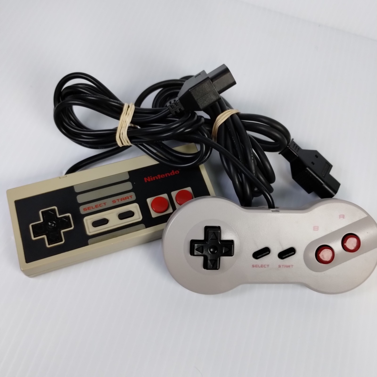 Nintendo Entertainment System NES Top Loader W 2 Controllers & Zapper + 2 Games