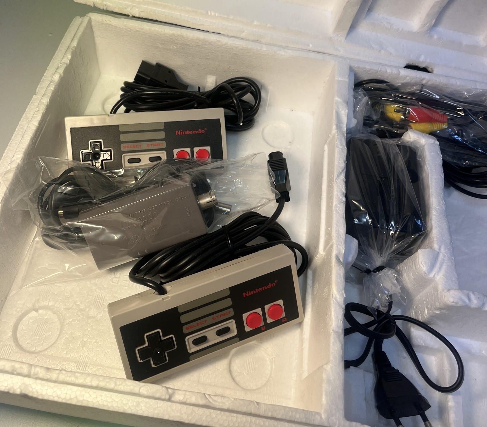 NINTENDO NES CONTROL DECK PAL B SPANISH CONSOLE NES-S-CD-ESP-3 BOXED TESTED