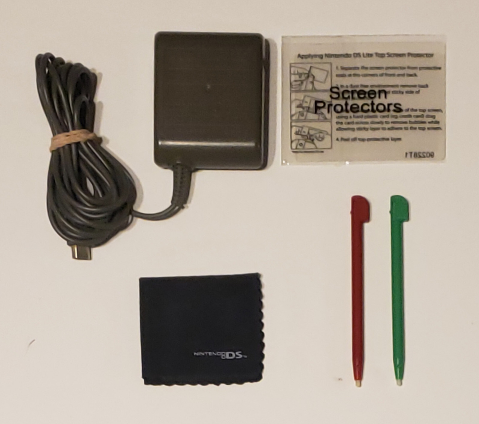 Nintendo DS lite WHITE Console C/USG-USA-1 w/5 Games+Case+Charger+Extras!