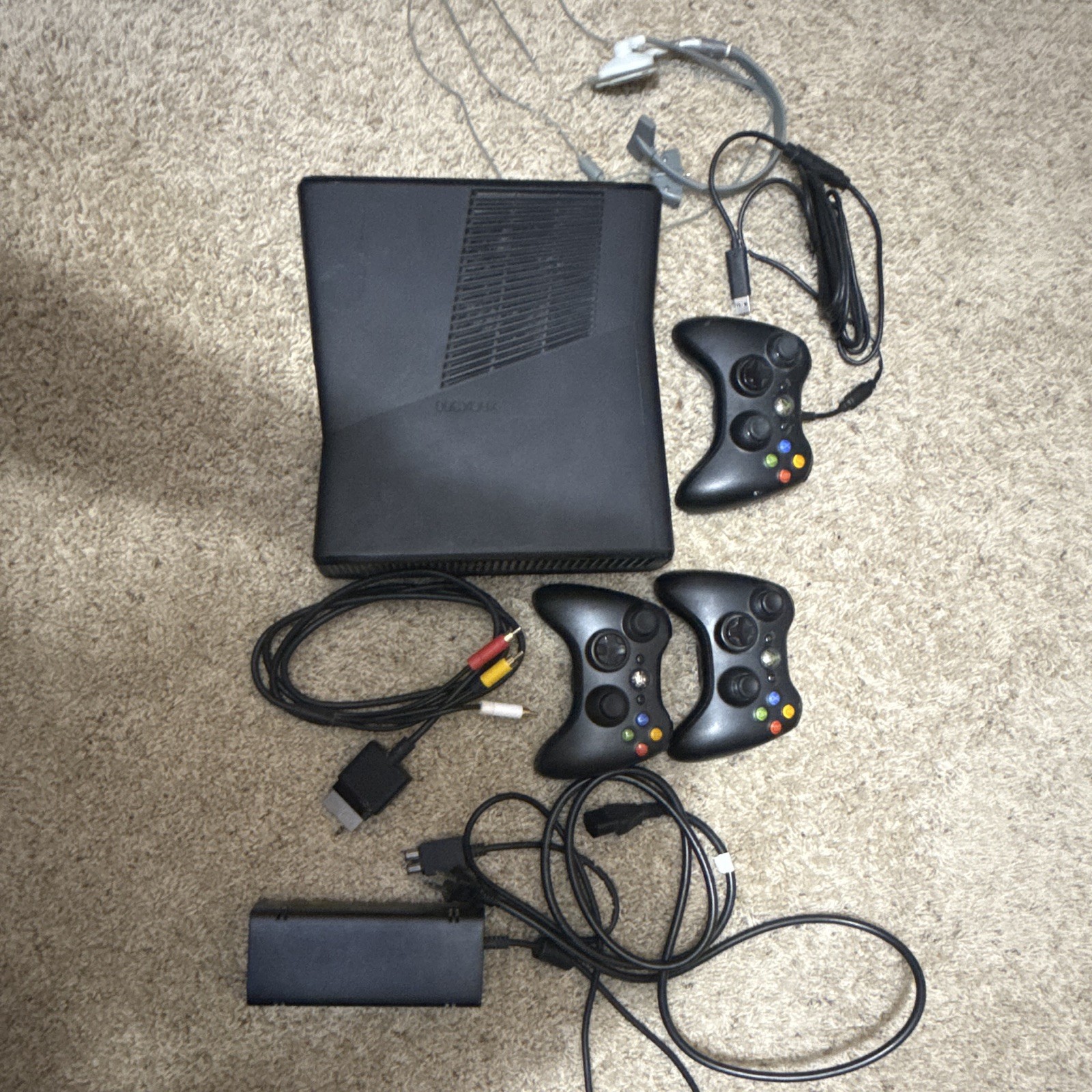 Microsoft Xbox 360 S 250GB Black Wi-Fi HDMI 1080p NTSC-U/C w/ 3 Controllers