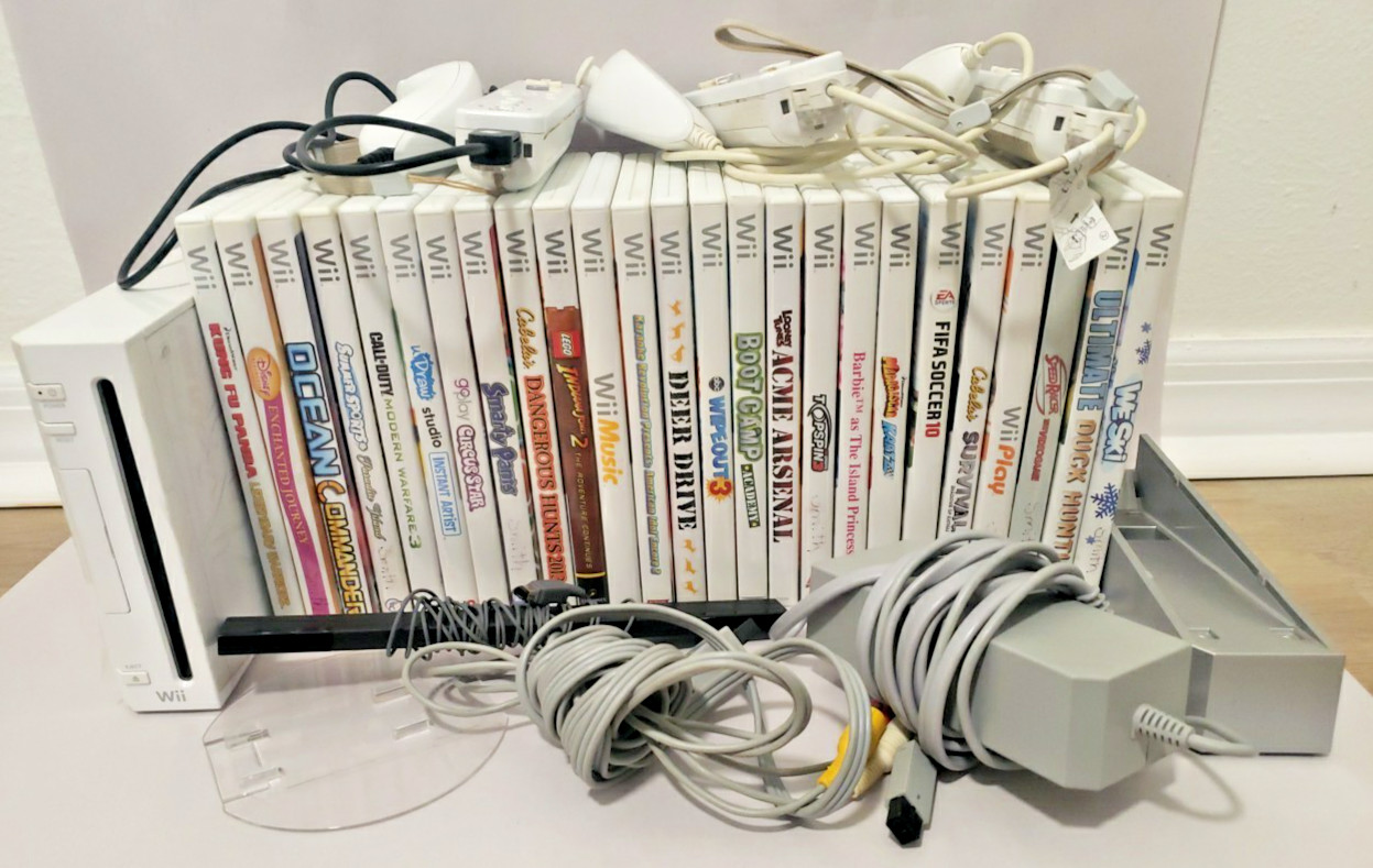 Huge Nintendo Wii Bundle 25 Games Three Controllers Nunchuks Cables Lego COD