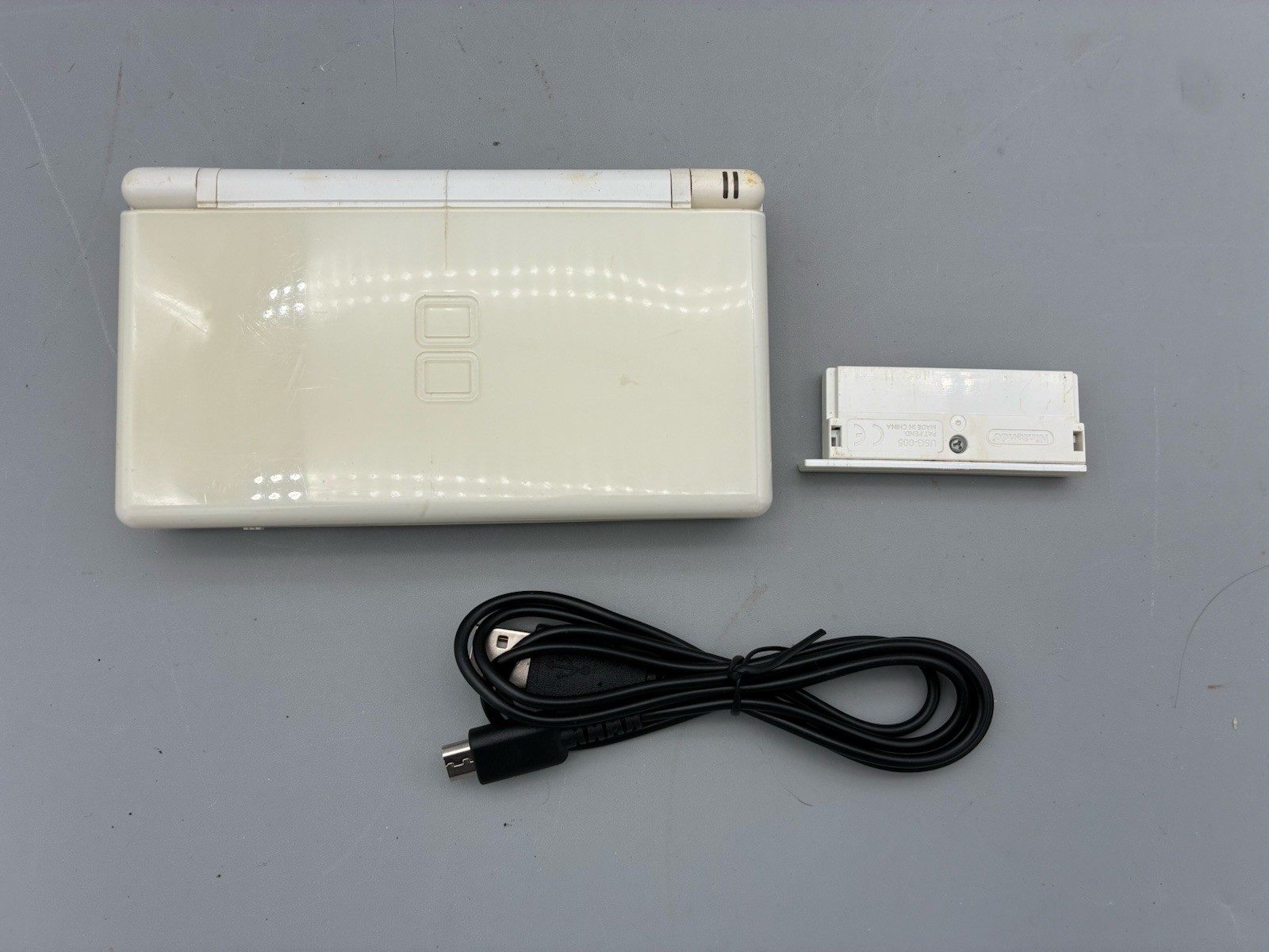 Nintendo DS Lite Console USG-001 With charger Polar White GBA Slot Tested Works