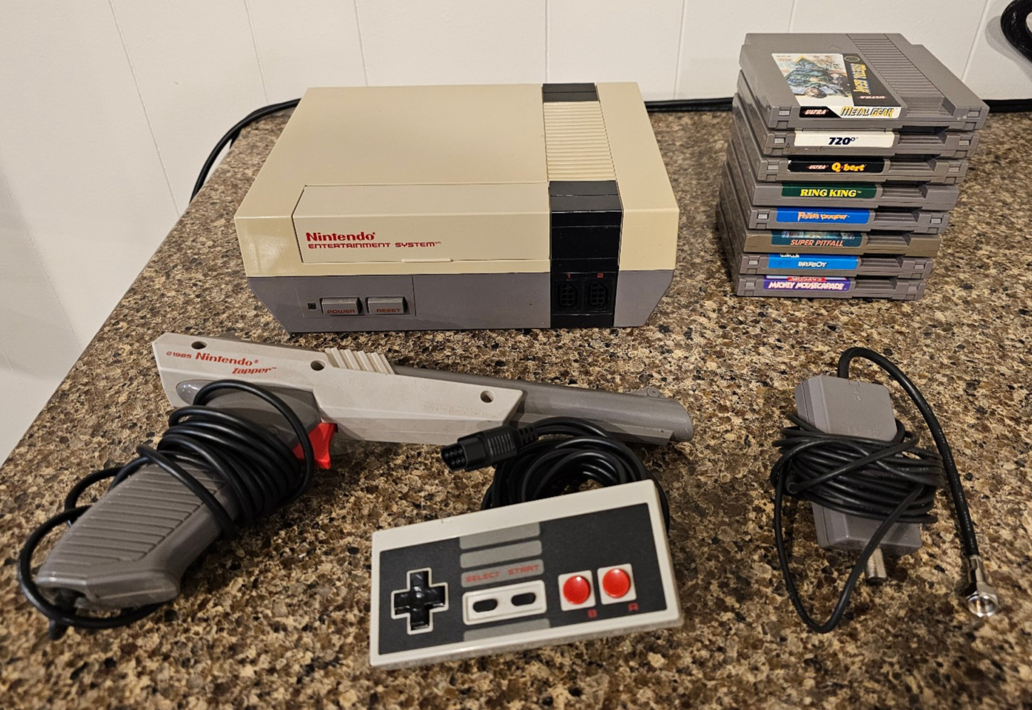 Nintendo NES-001 Console W/ Gray Zapper, Controller & 8 Games LOT