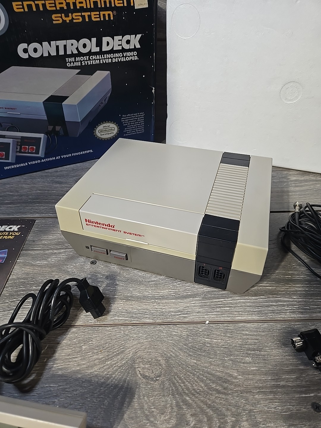 Nintendo NES Control Deck Home Console CIB 2 controllers Tested Good Condition