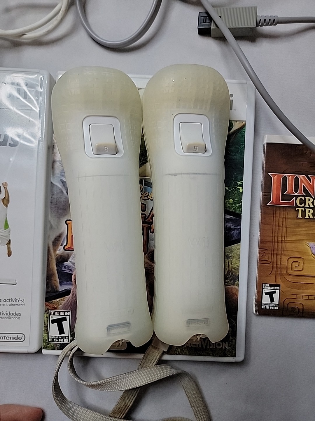 Nintendo Wii Console Bundle 3 Games 2 Remotes 2 Nunchuks Sensor Bar Cables