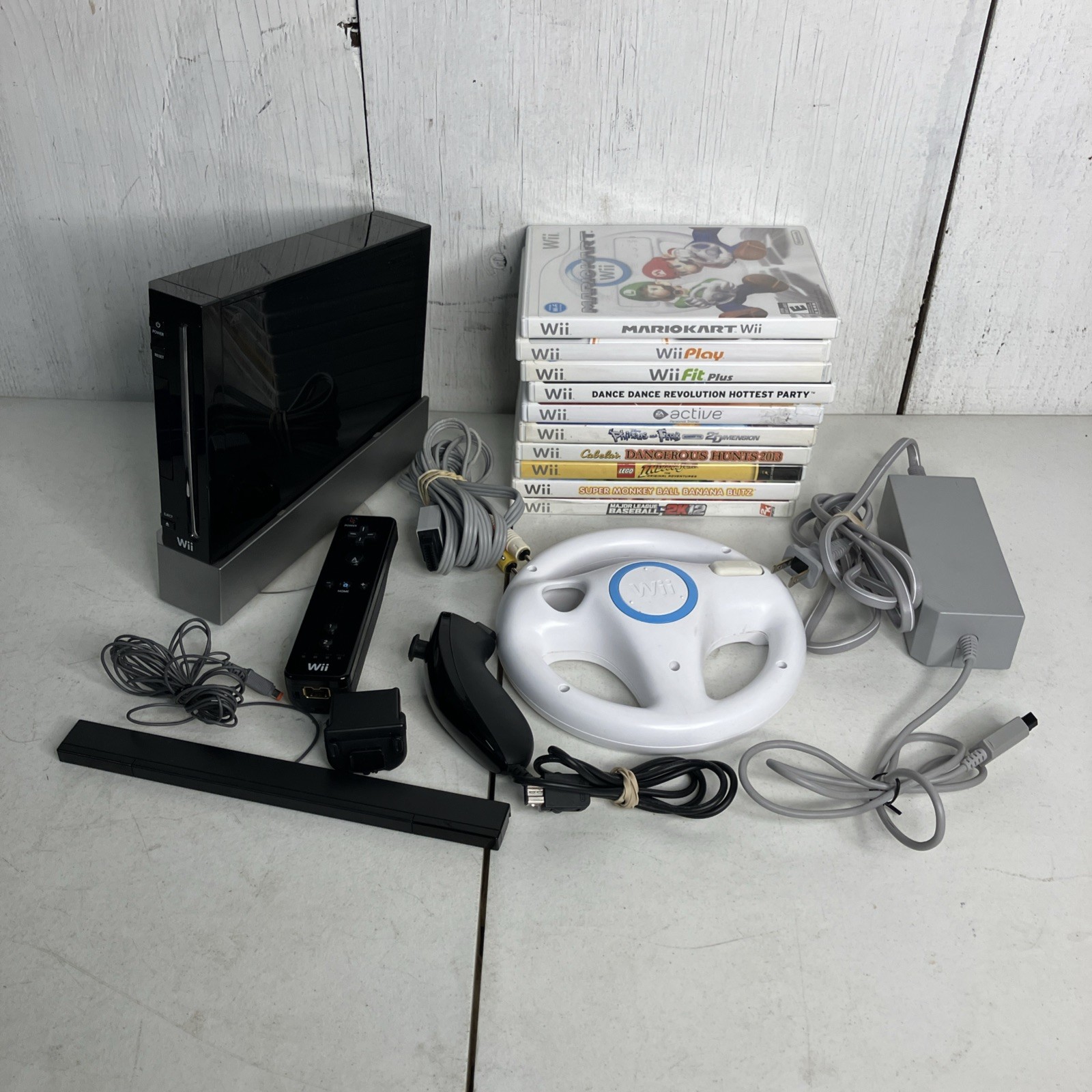 Nintendo Wii Bundle, Controller 10 Games Mario Kart Play Fit Lego Indiana Jones