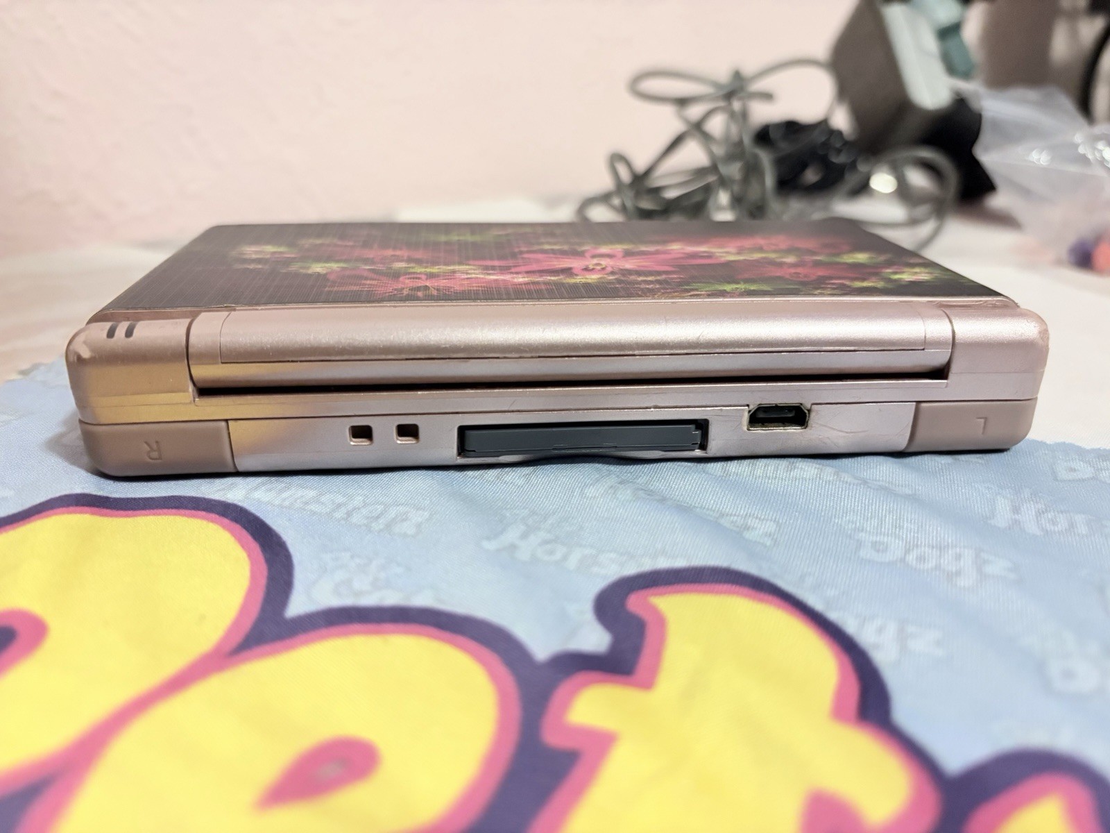 Nintendo DS Lite Console Metallic Rose W/Games, Charger & Accessories Working