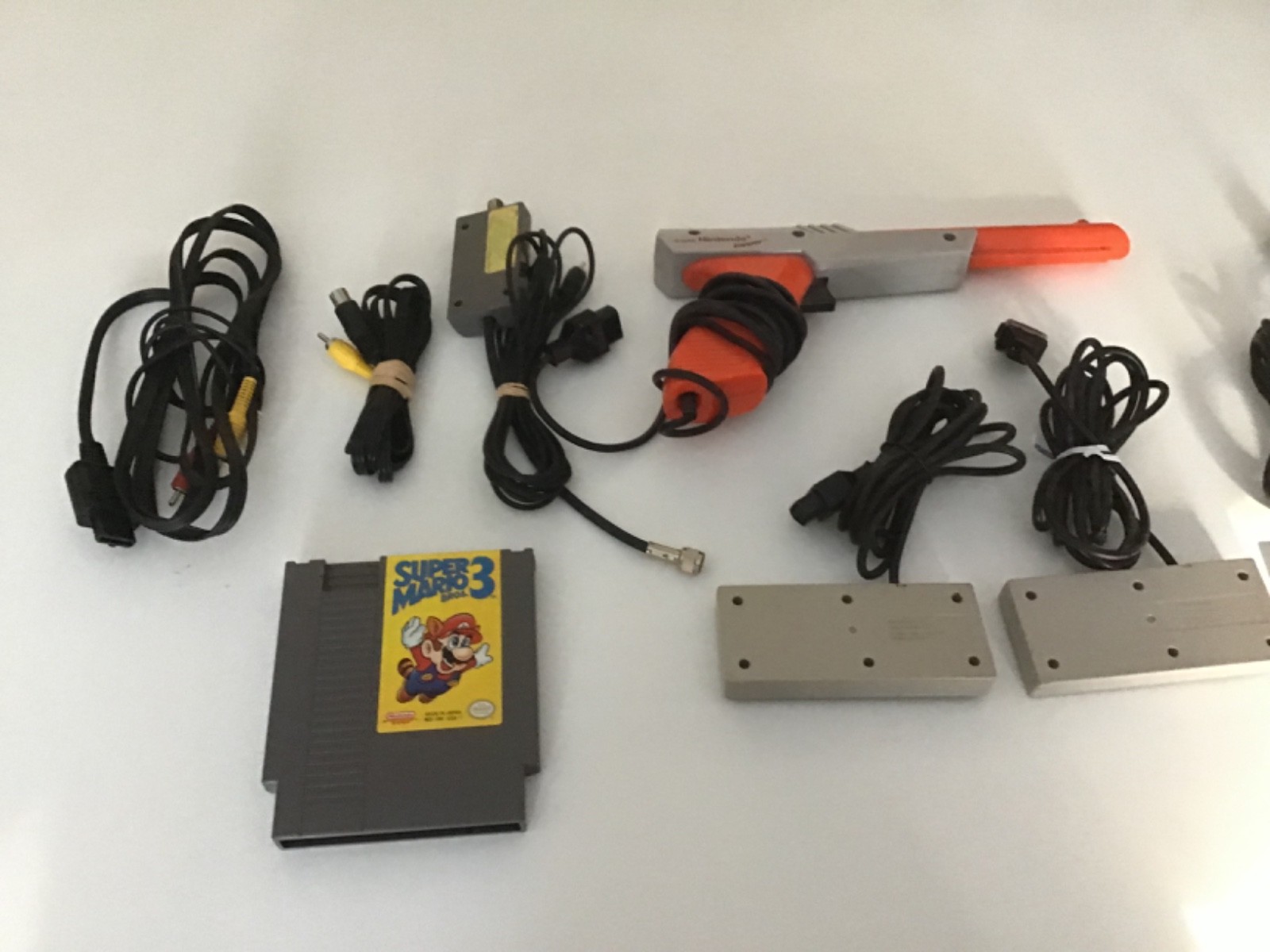 Original Nintendo NES Console NES-001 3 Controllers, Zapper, SUPER MARIO 3 1985