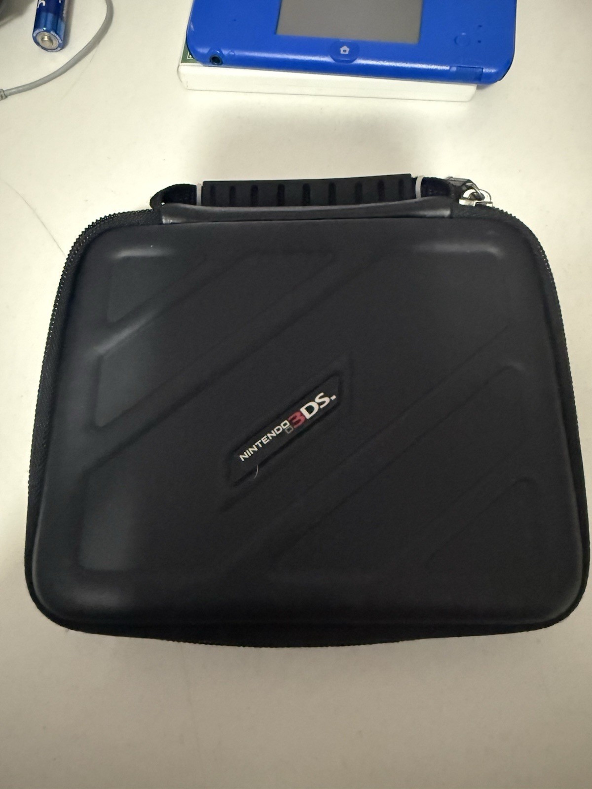 Original 2DS Blue Console with box and charger + 3 games & Carrying Case