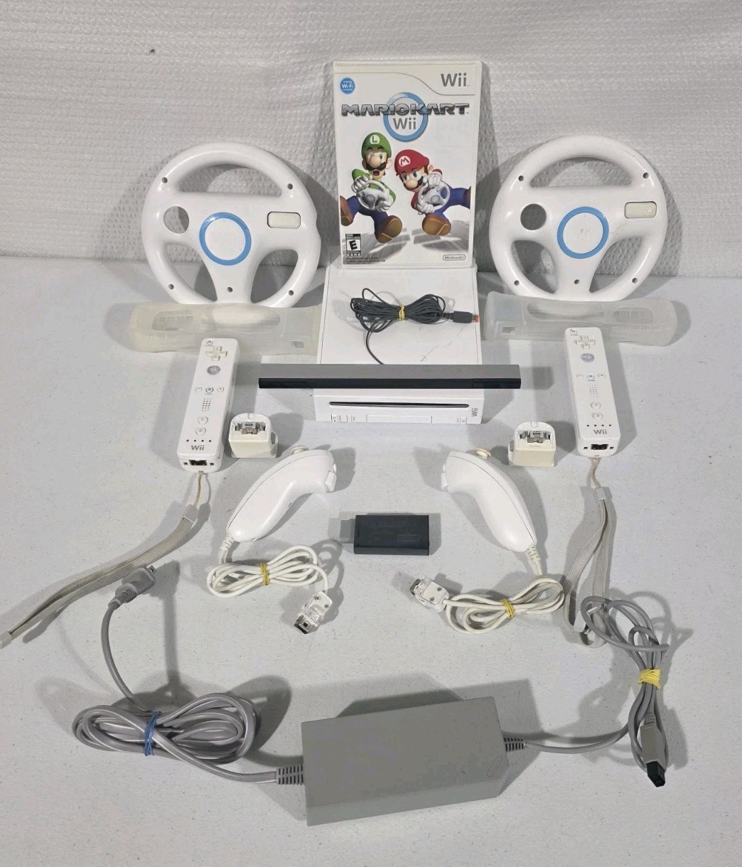 Nintendo Wii Console Bundle Mario Kart Wii 2 Wiimotes Nunchuks Wheels Sensor Bar