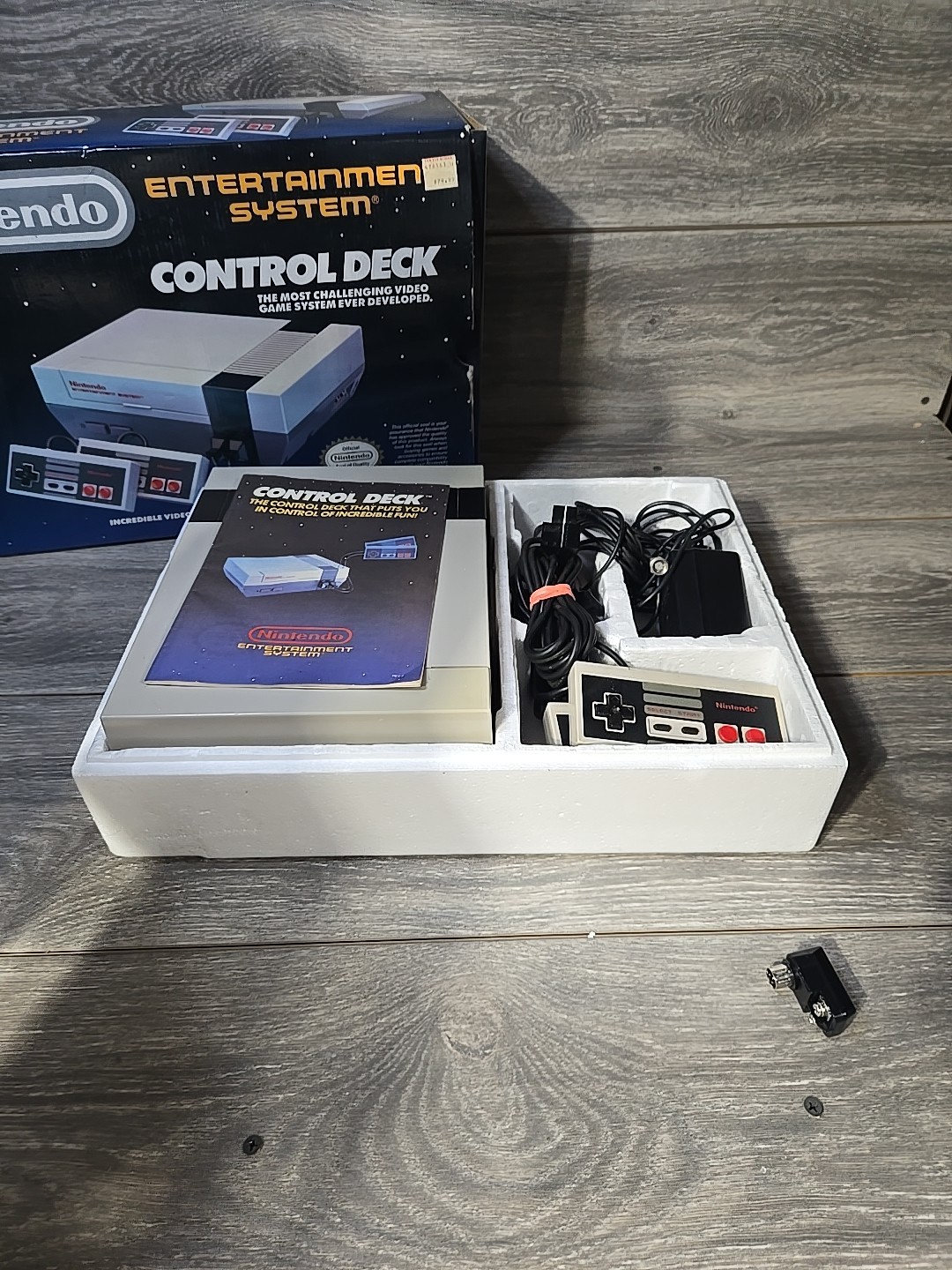 Nintendo NES Control Deck Home Console CIB 2 controllers Tested Good Condition