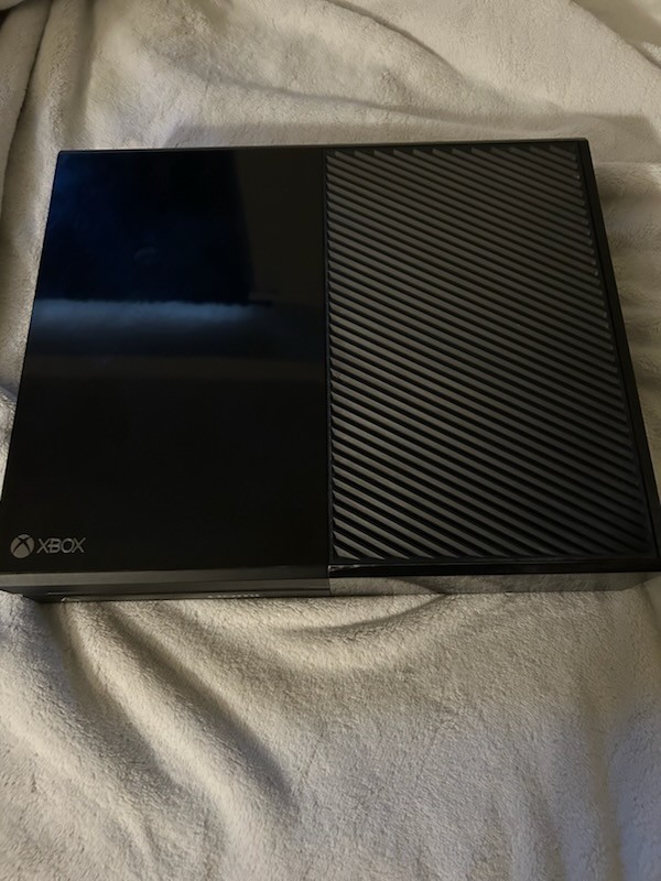Black Xbox One Bundled with 16 Games and an Ext 4tb Harddrive and Controller