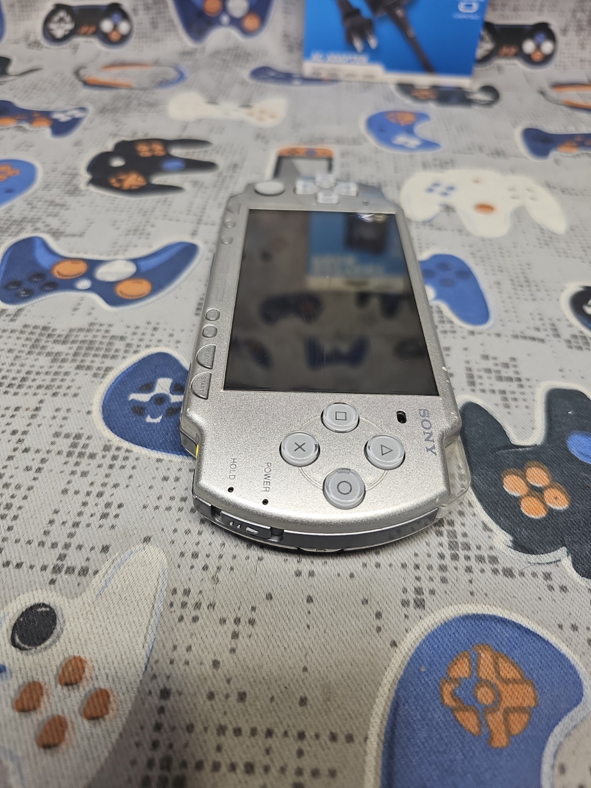 Sony Playstation PSP Portable Silver (PSP 2000) W/CHARGER/BATTERY/MEM 1GB