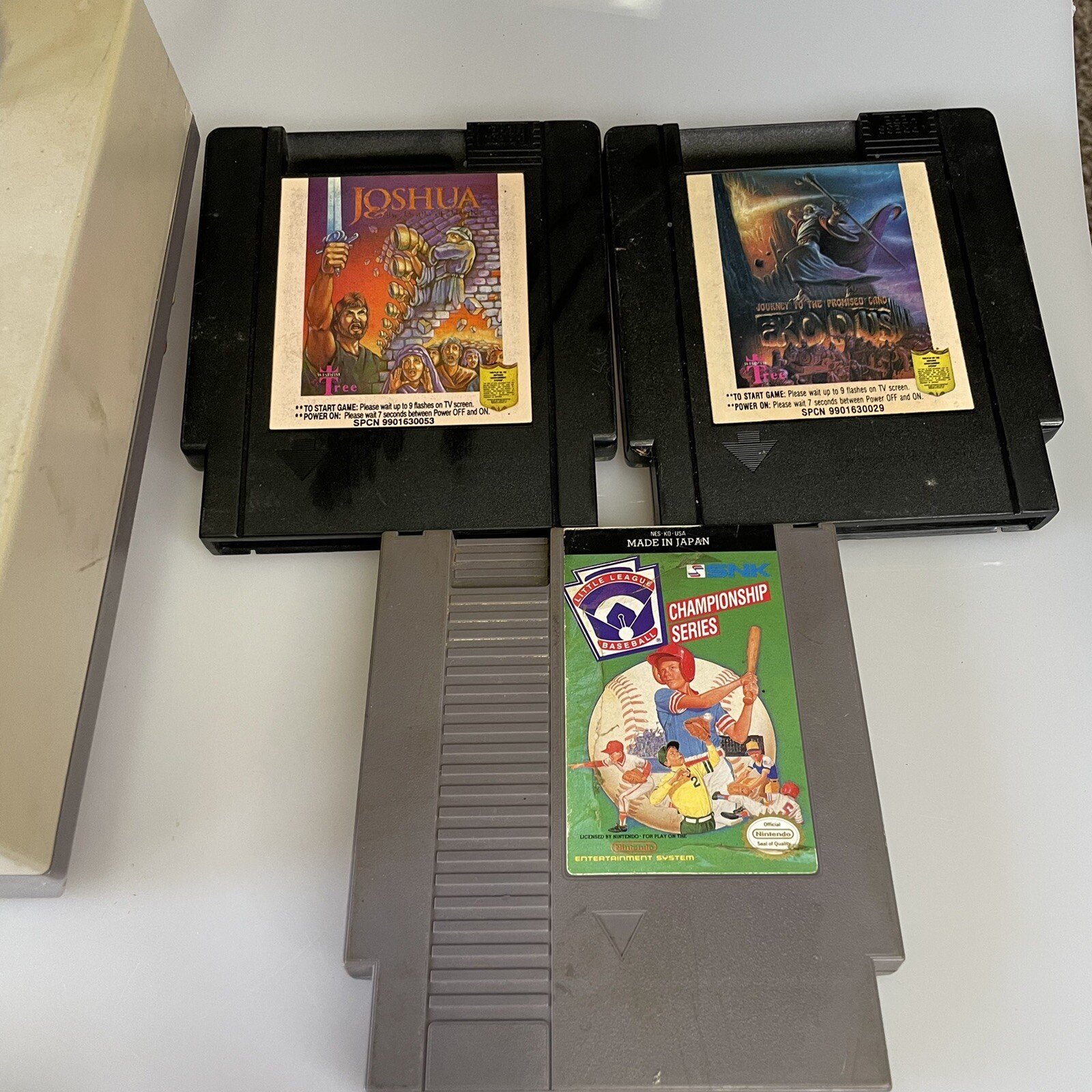 Nintendo NES-001 Console w/ 3 Controllers, 4 Games and Zapper N23555409