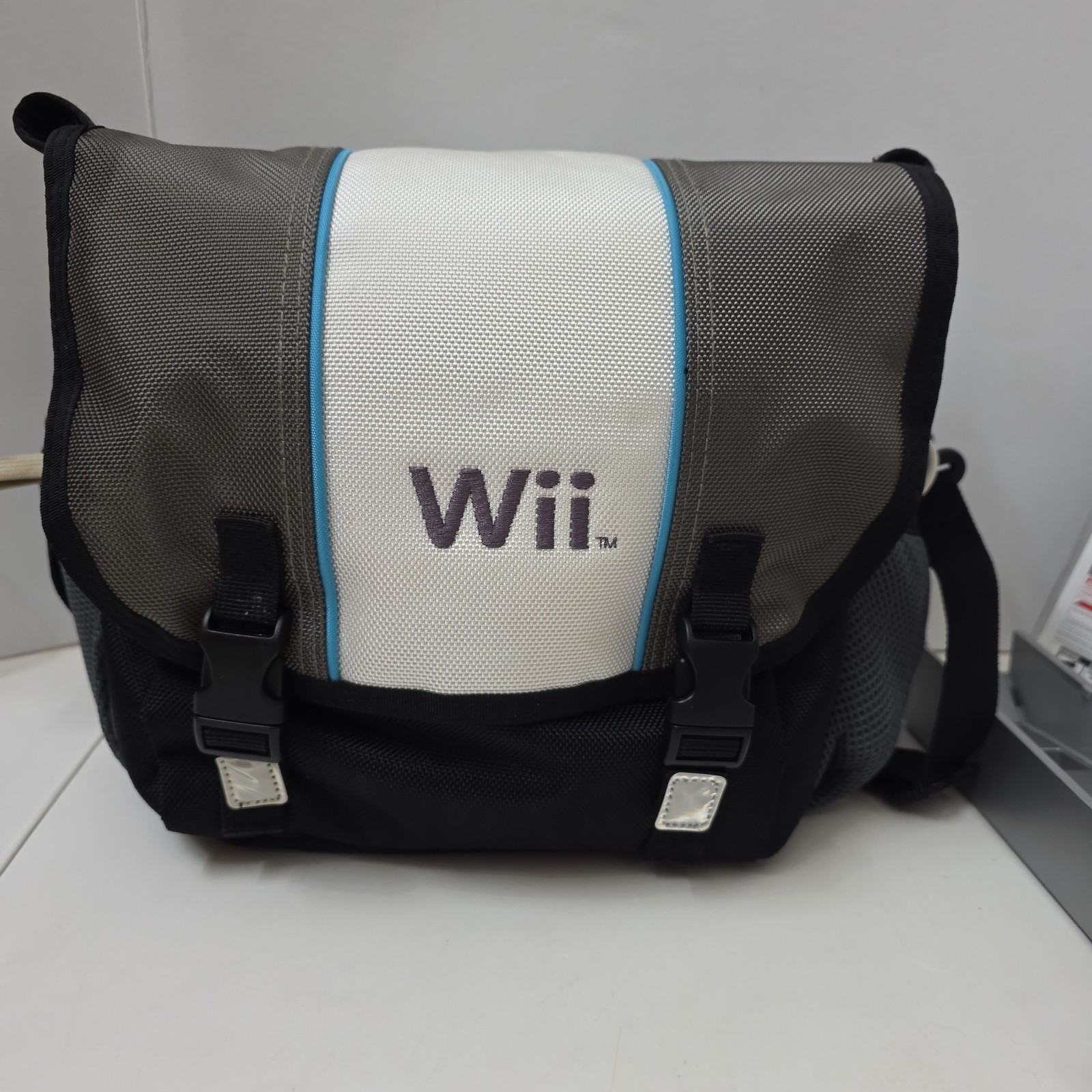 Nintendo Wii Console Bundle White RVL-001 Controllers Games Carrying Case