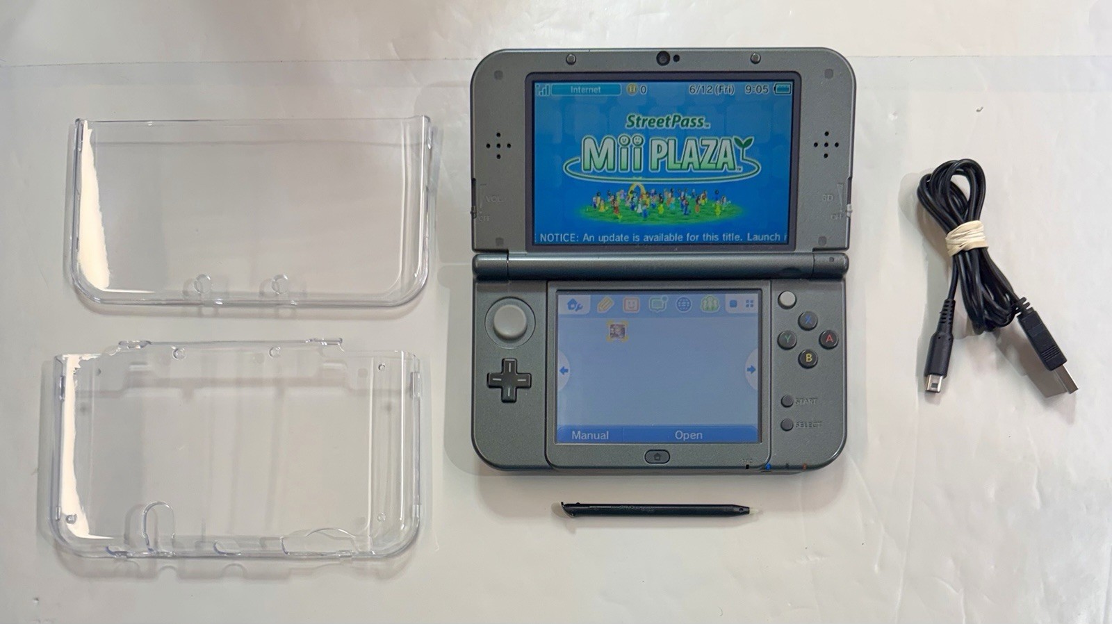 Nintendo New 3DS XL Black – USA Version – w/ Charger – Tested – Working w/ Case