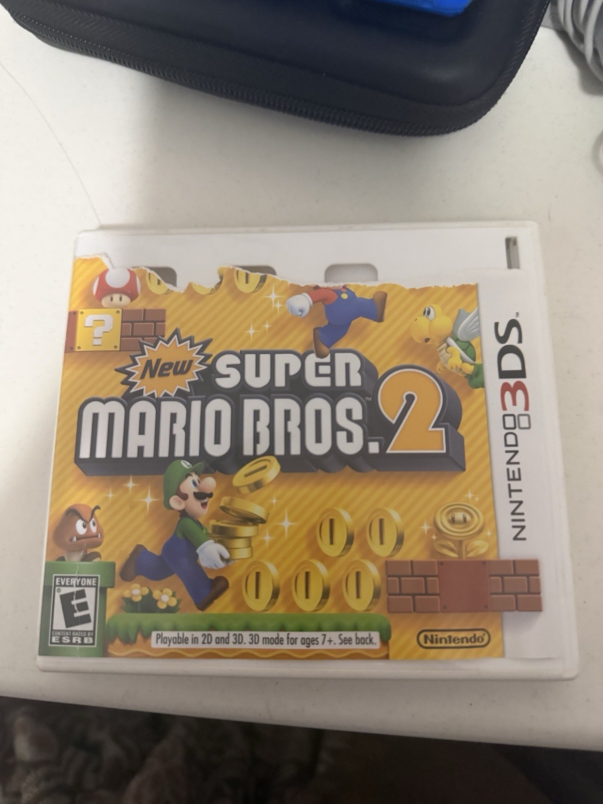 Original 2DS Blue Console with box and charger + 3 games & Carrying Case