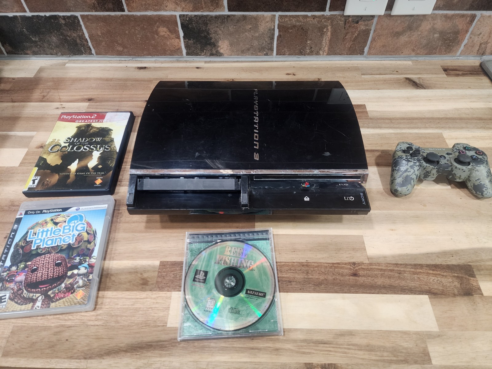Sony PS3 CECHA01 60GB Backwards Compatible Bundle 1 Controller 4 ports 3 games