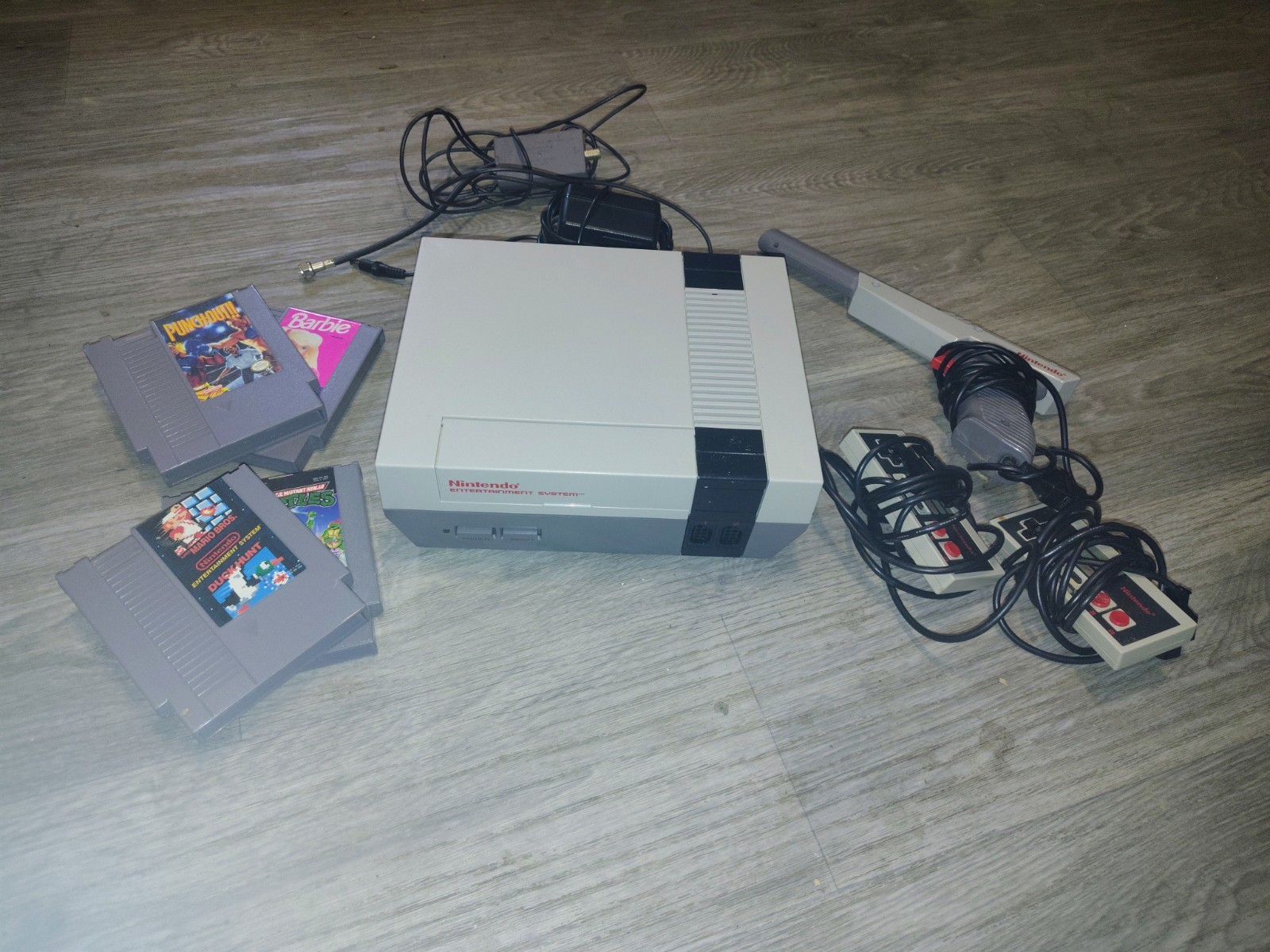 Nintendo Entertainment System NES Console Gray w/ Controllers, Light Gun & Games