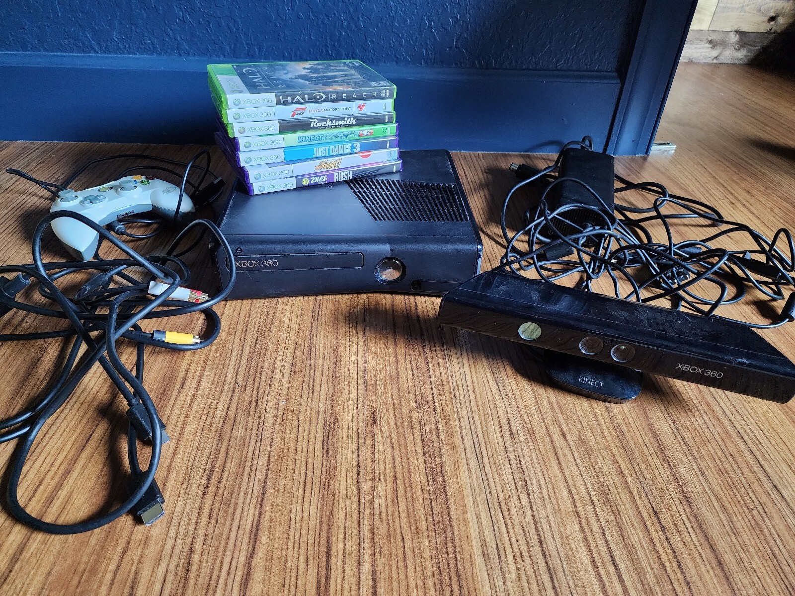 Microsoft Xbox 360 S Gaming Console and Kinect – Black, 7 Games