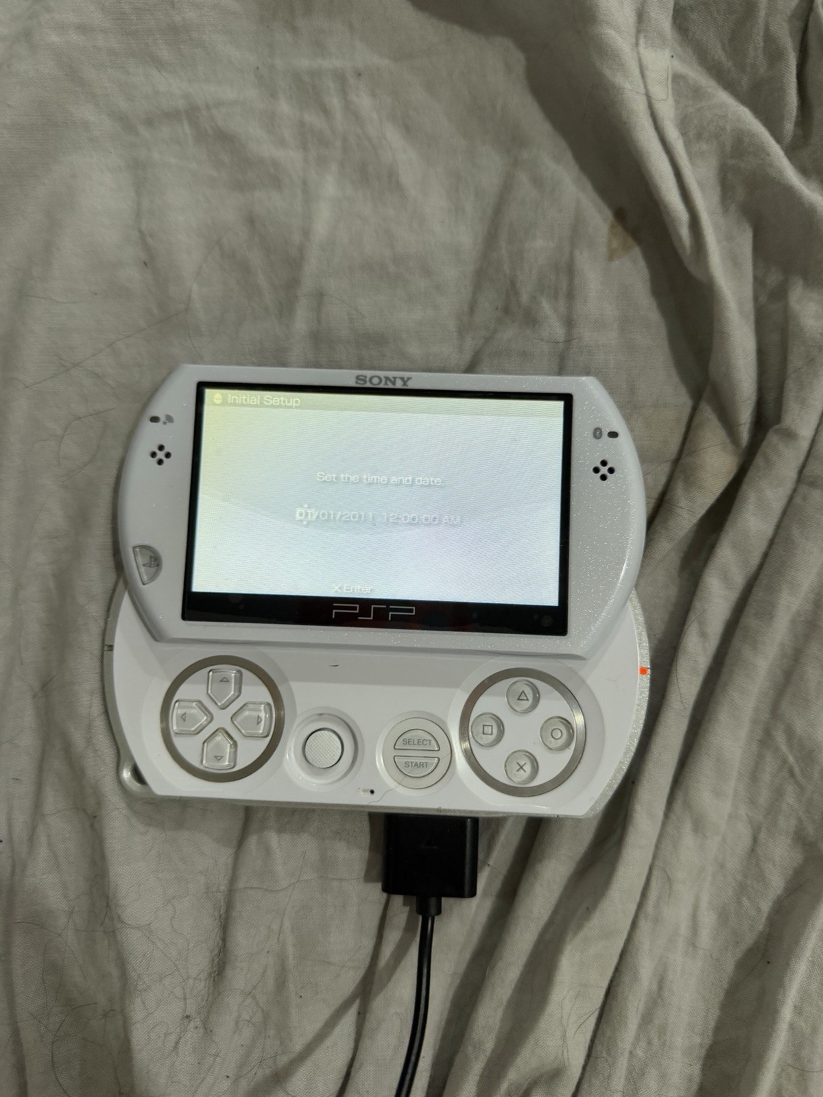 Sony PSP Go Handheld System Pearl White with Charger