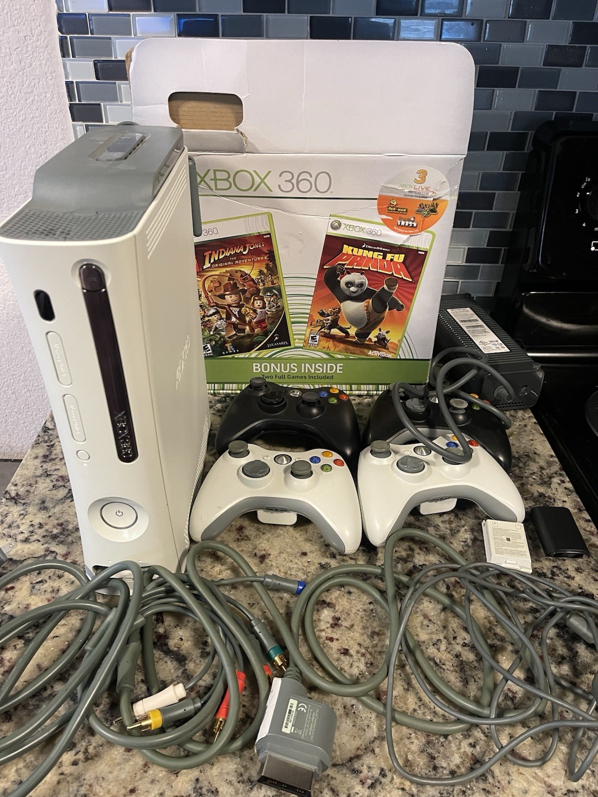 Xbox 360 Pro System Bundle 60GB WORKNG NO GAMES