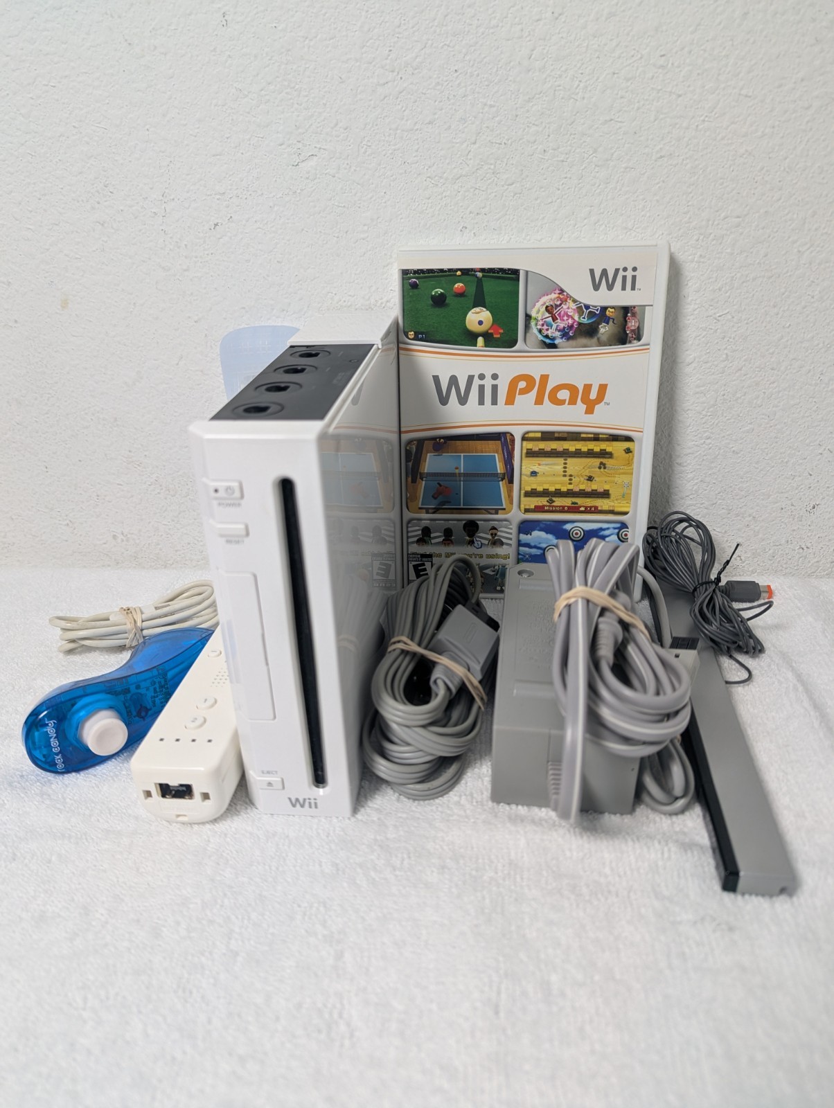 Nintendo Wii Console White RVL-001 Bundle 1 Controller, Sensor, Cords Tested