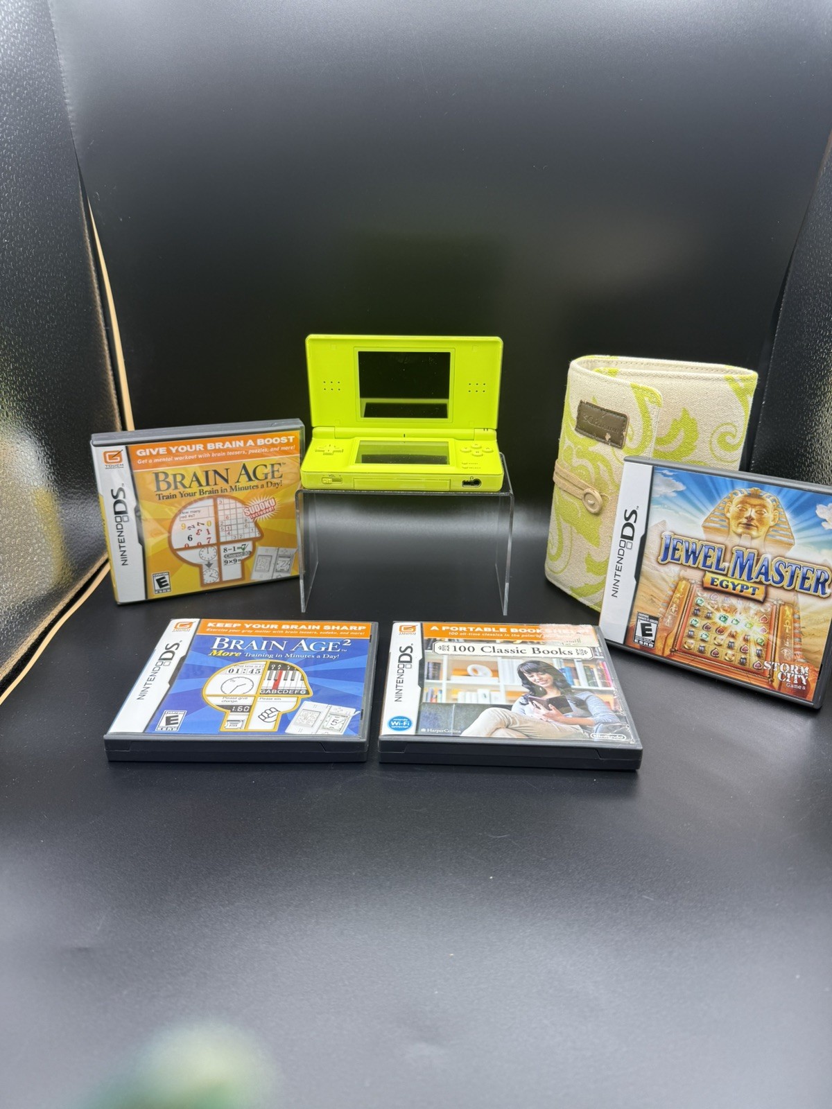 Nintendo DS Lite – Apple Green W/case, pen and 4 games.