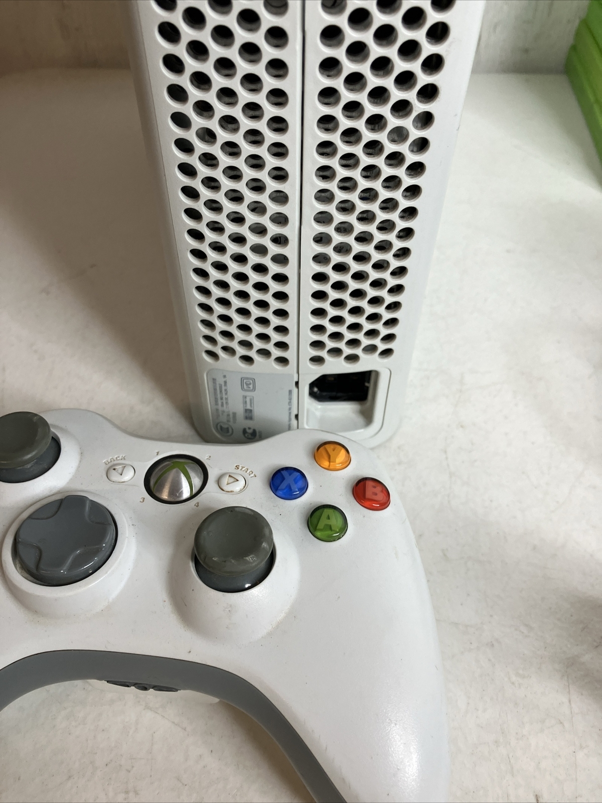 Xbox 360 White Console 60GB 1 Controller 10 Game Bundle Halo Reach Mass Effect 3