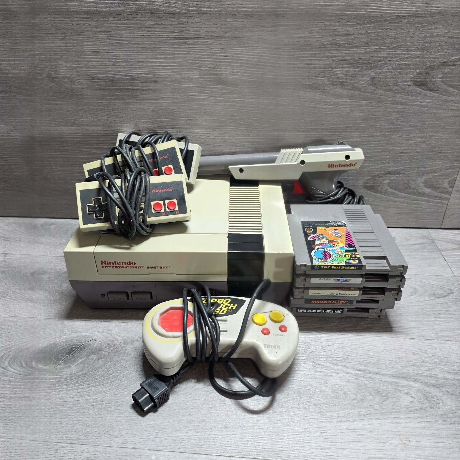 Nintendo Entertainment System (NES)Console Bundle-4 Controllers, 5 Games, Zapper