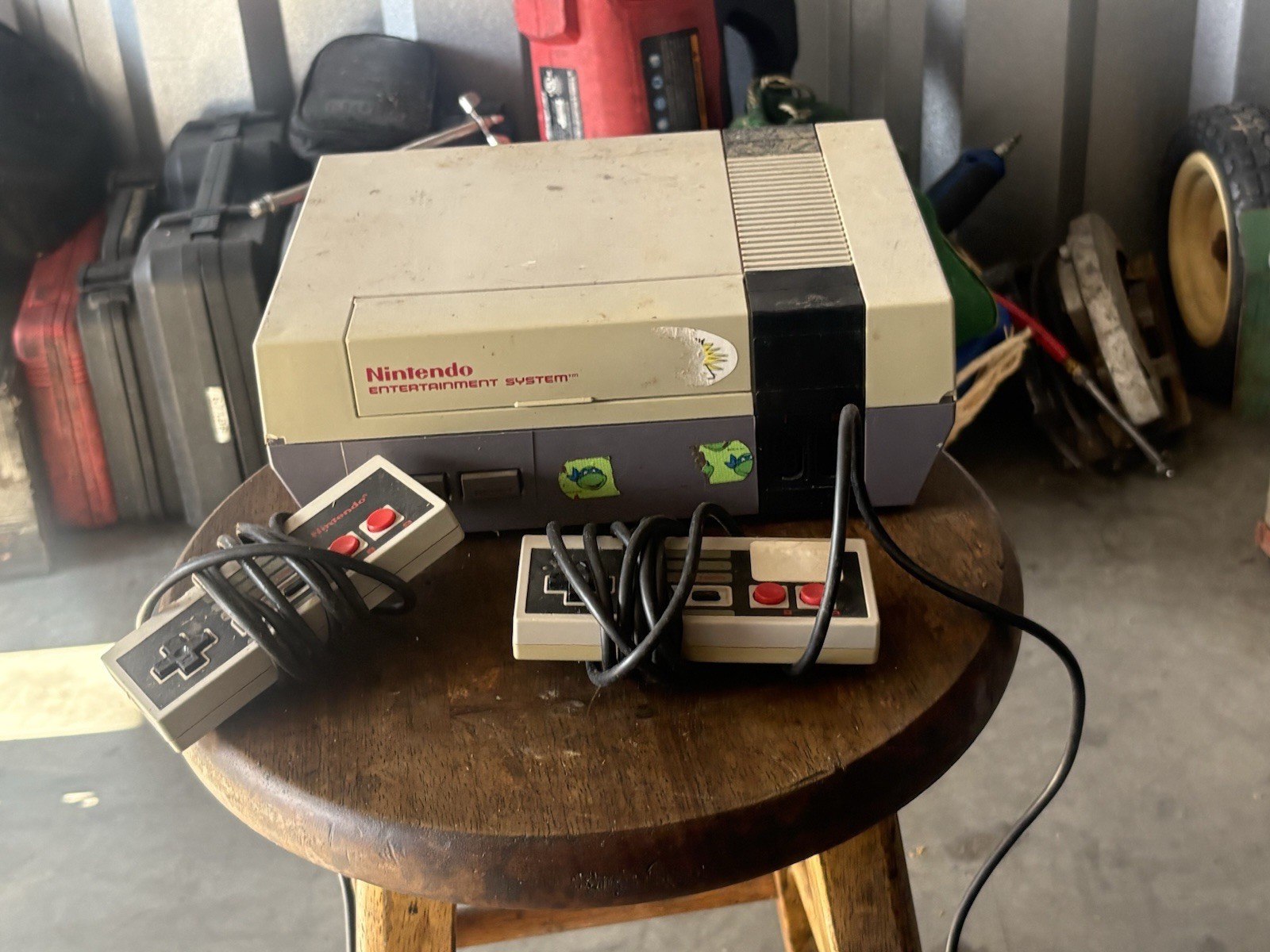 Nintendo NES Entertainment System Gray Home Console RF w/ 2 Wired Controllers