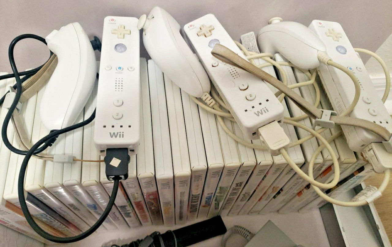 Huge Nintendo Wii Bundle 25 Games Three Controllers Nunchuks Cables Lego COD