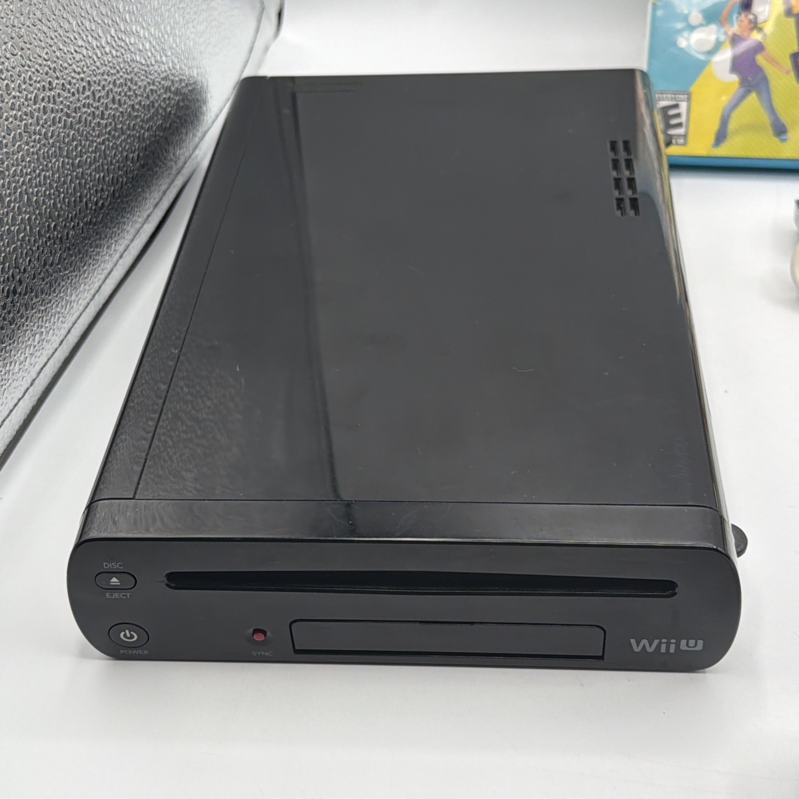Nintendo Wii U Console Black Game Console Bundle Gamepad 32GB + Gamepad Charger