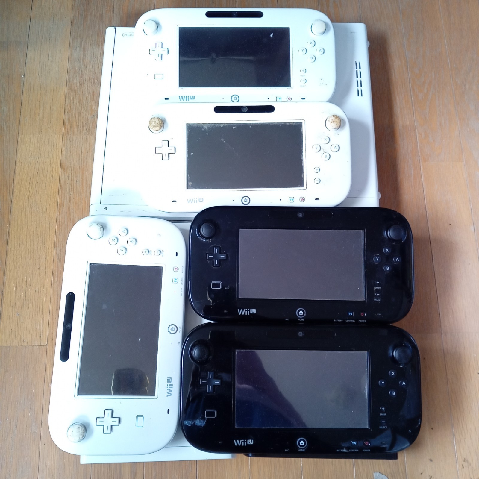 Nintendo Wii U Black & White 5 Consoles & 6 Game Pad For Parts Repairs Japanese