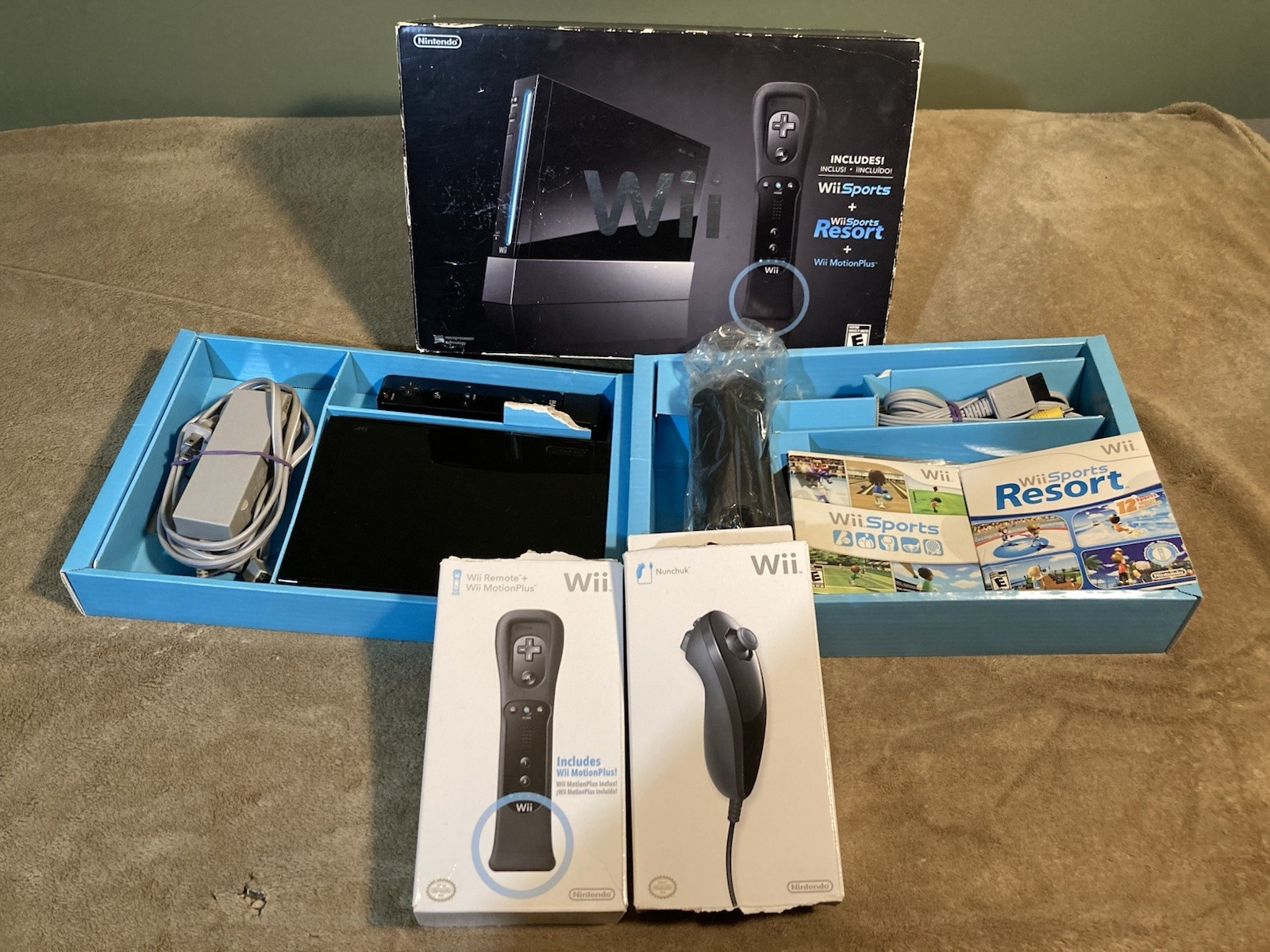 Nintendo Wii Console Wii Sports Resort Wii Remote Plus Bundle Black CIB Box