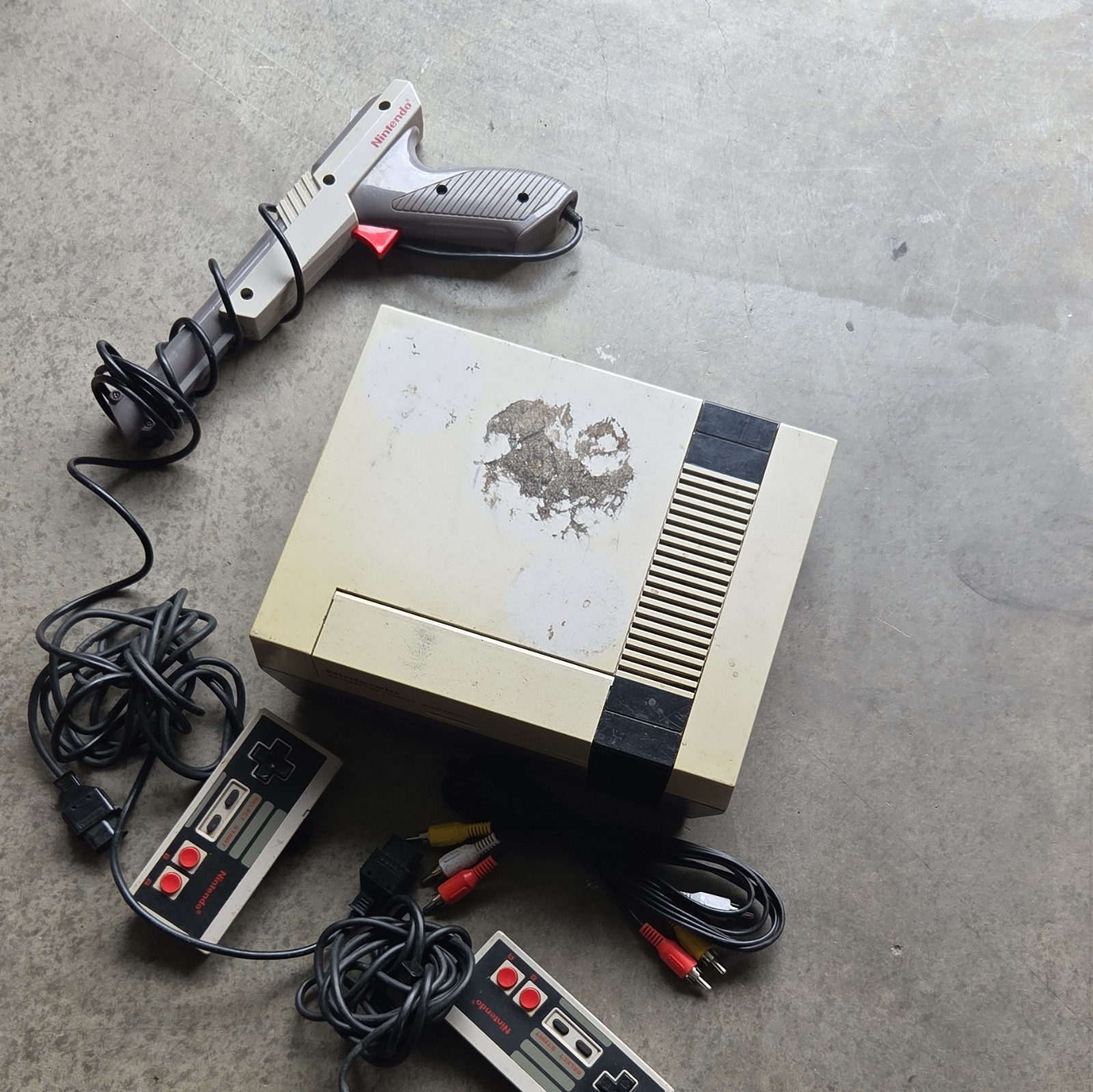 Nintendo NES-001 Console Bundle w/ 2 Controllers, Zapper Light Gun, AV Cables