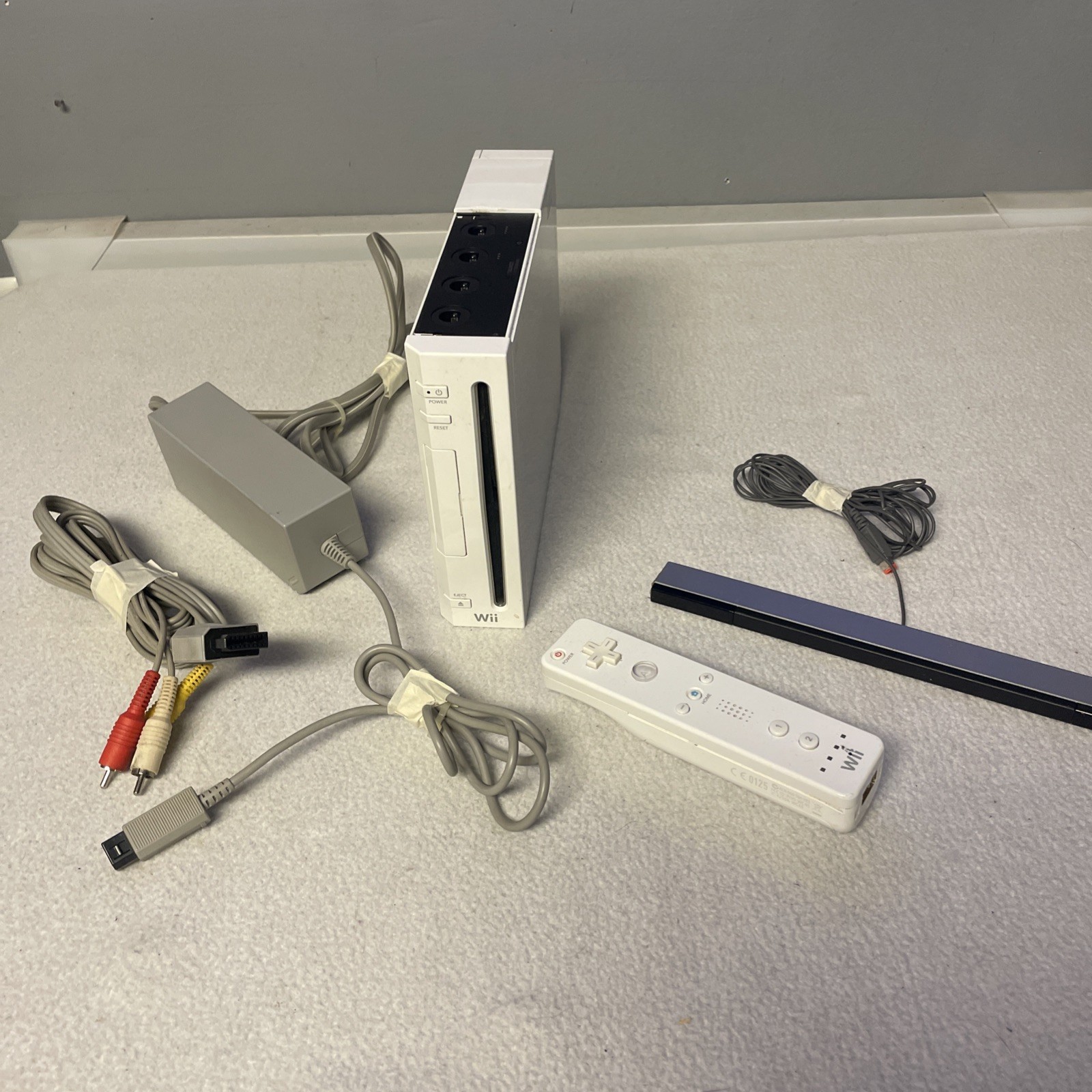 Nintendo Wii Gaming Console Sensor +Cords Gamecube Compatible White RVL-001(USA)