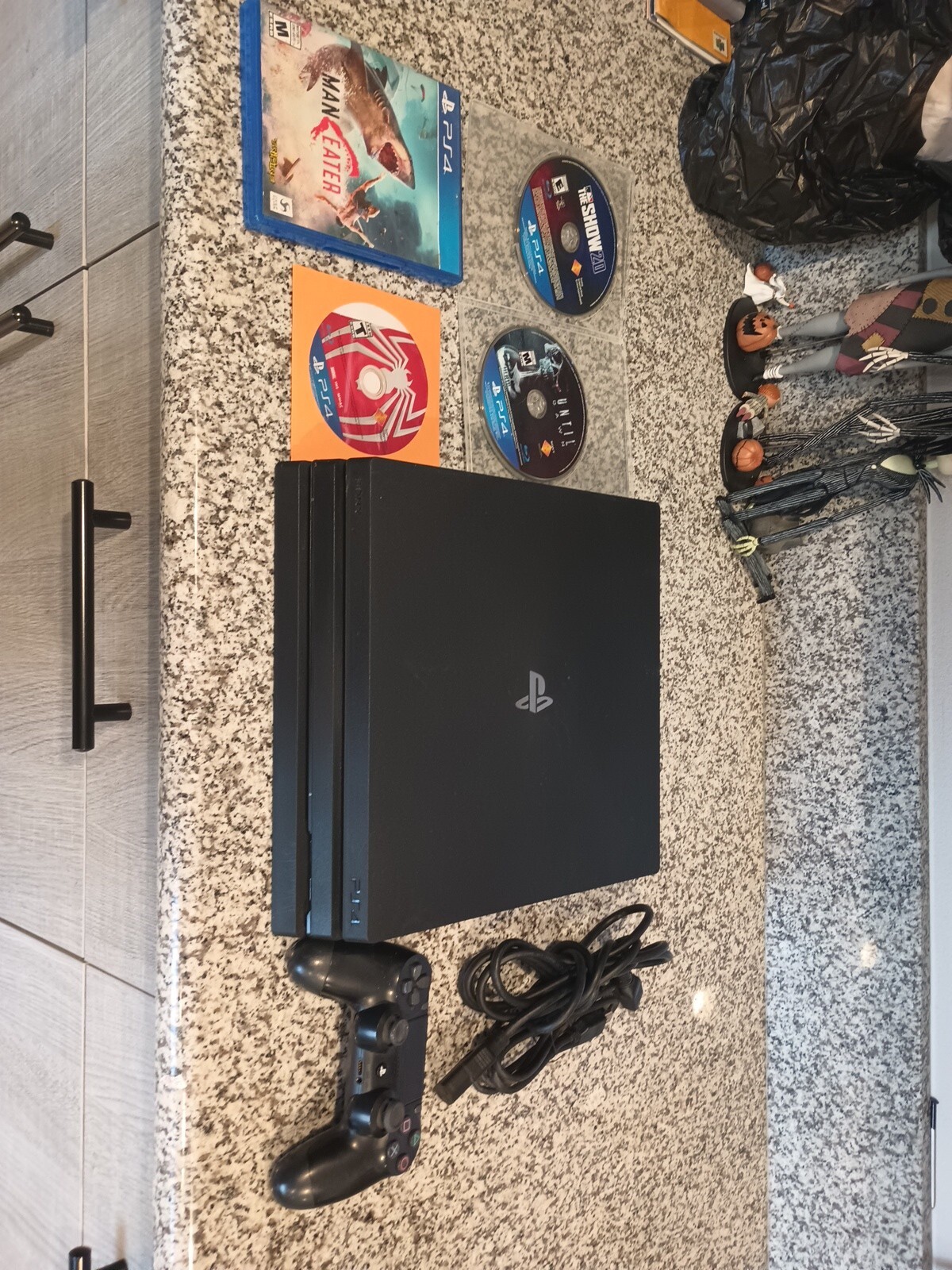 Sony PlayStation 4 Pro PS4 CUH-7015B 1TB + Controller & 4 Games