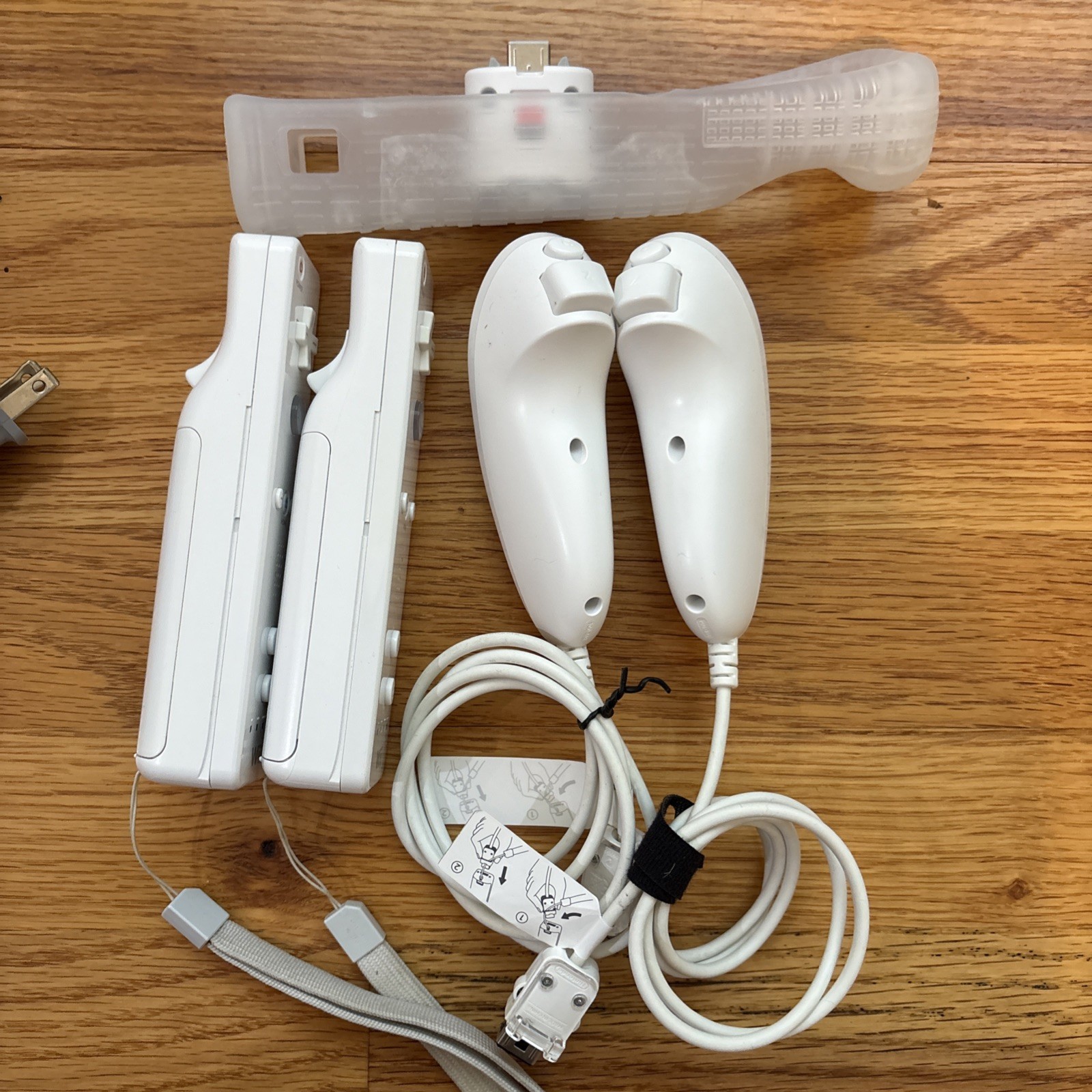 Nintendo Wii Console (RVL-001) + 2 wiimotes +1 classic controller + 4 games…